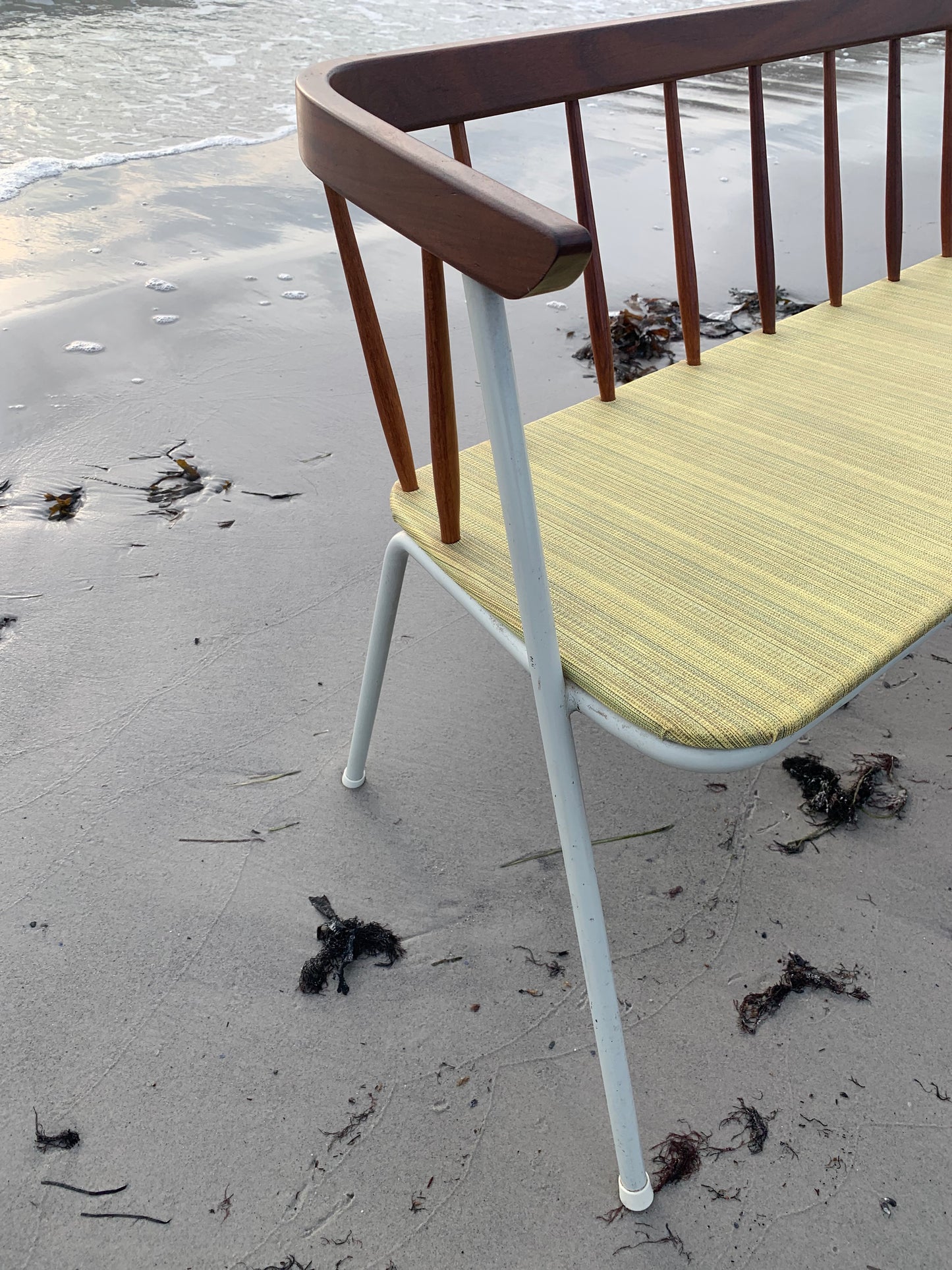 Bænk med fine detaljer i træ