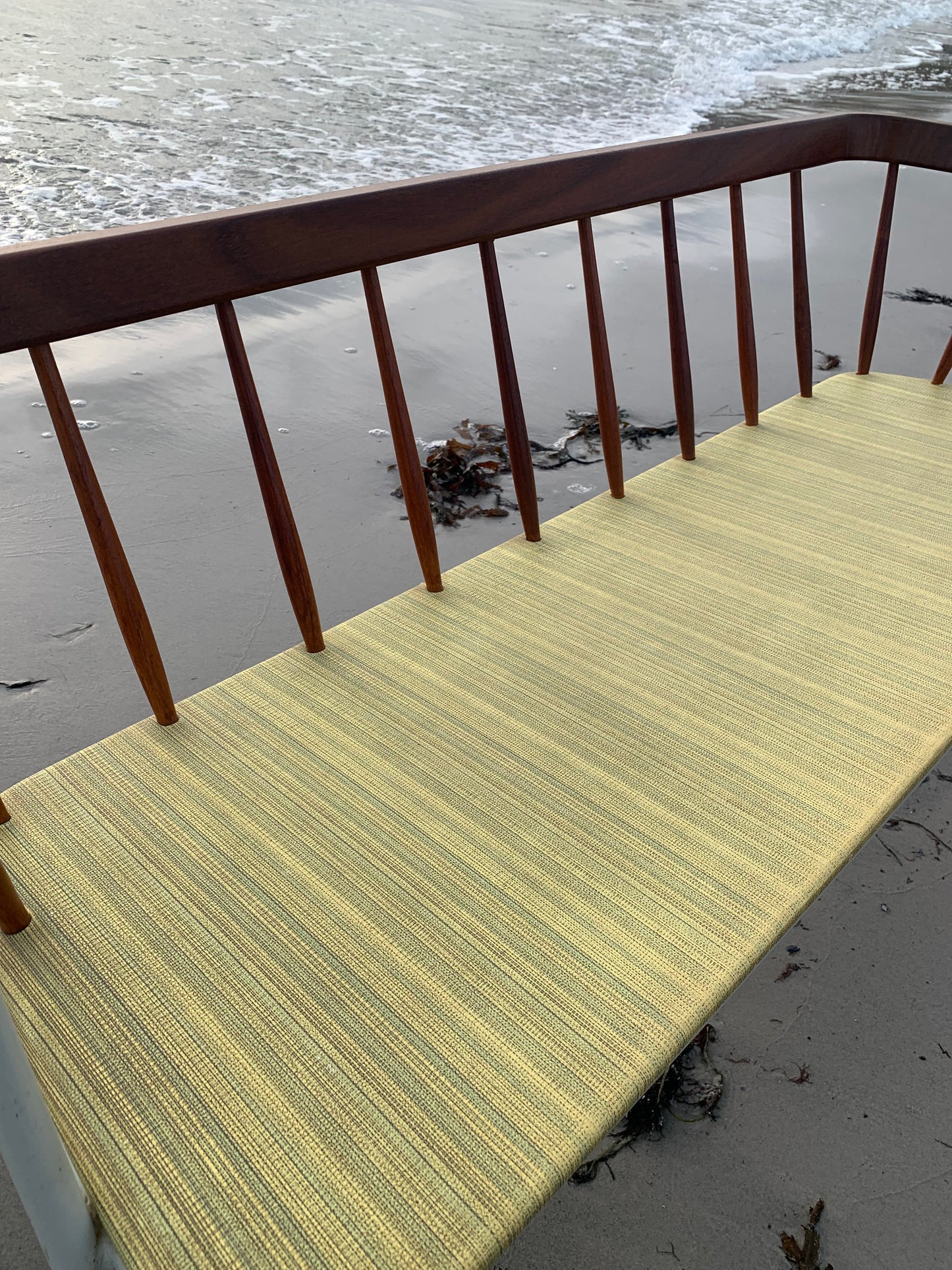 Bænk med fine detaljer i træ