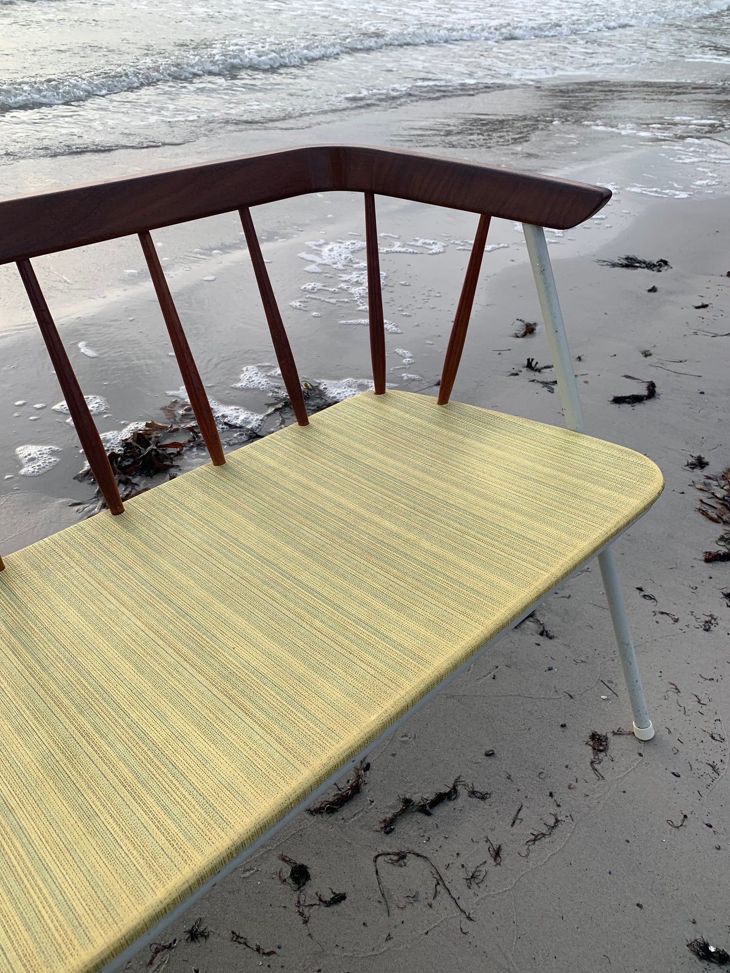 Bænk med fine detaljer i træ