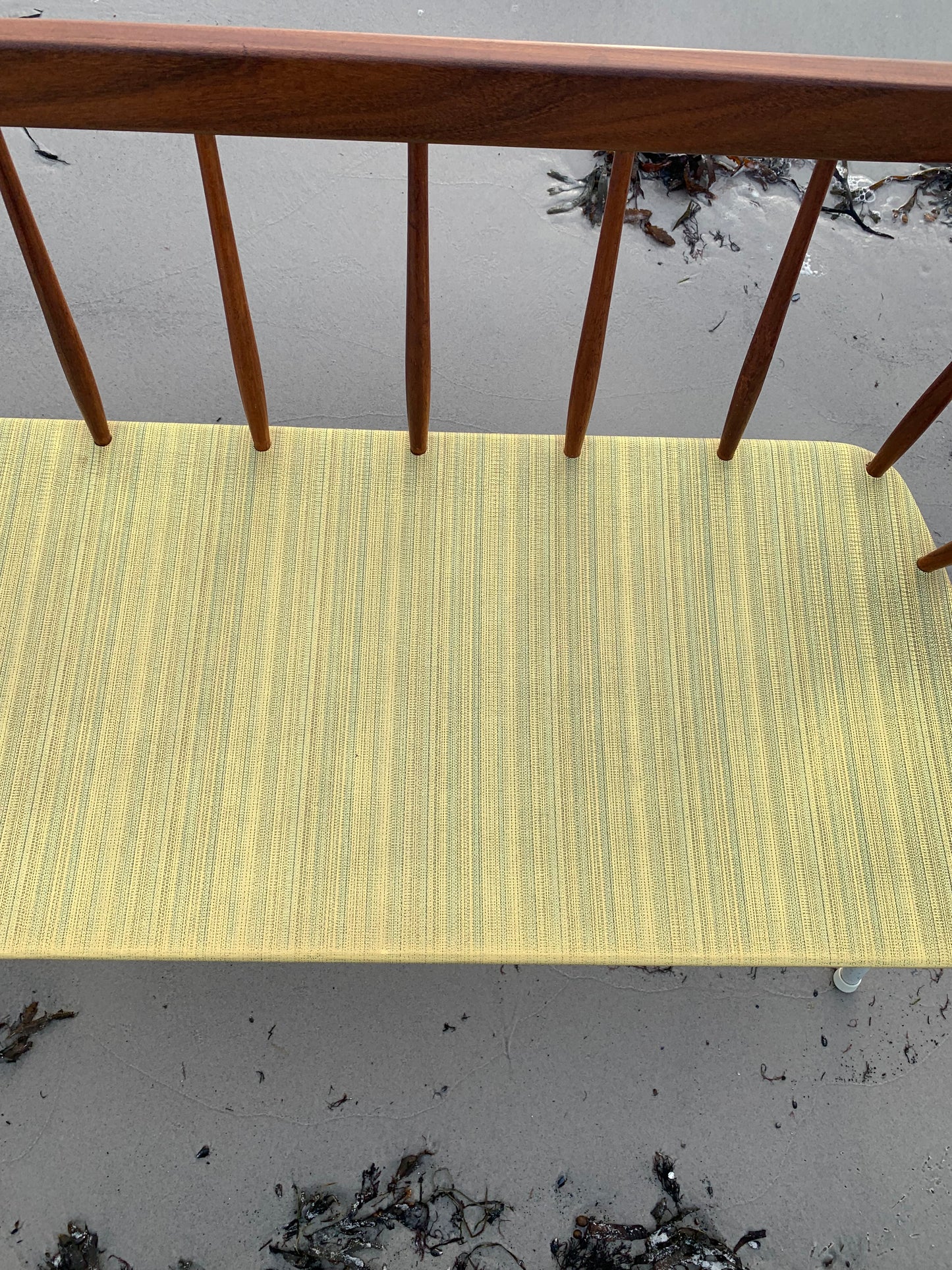 Bænk med fine detaljer i træ