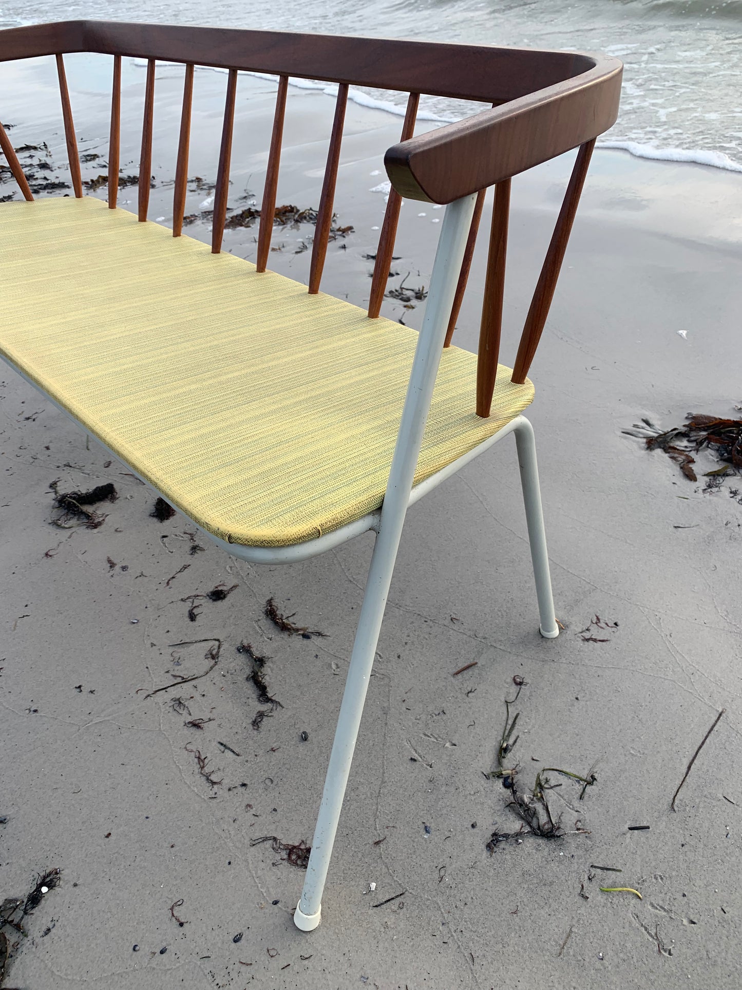 Bænk med fine detaljer i træ