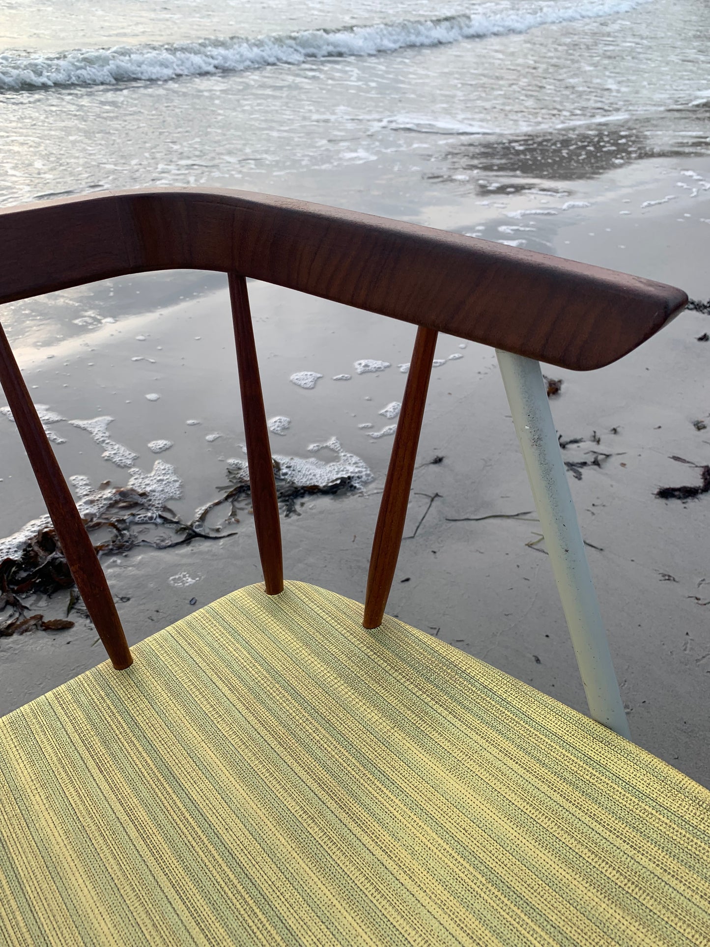 Bænk med fine detaljer i træ