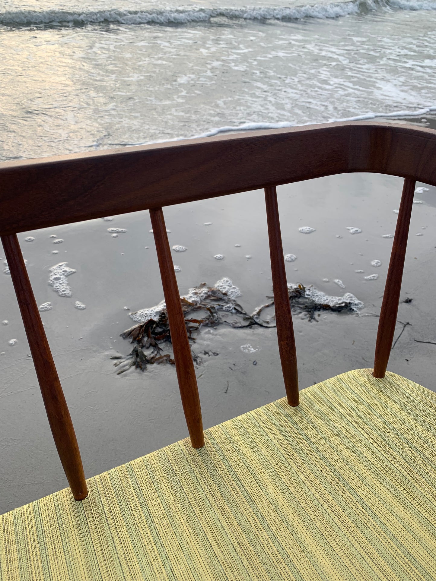 Bænk med fine detaljer i træ