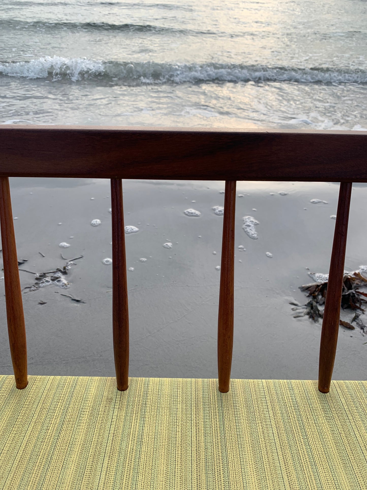 Bænk med fine detaljer i træ