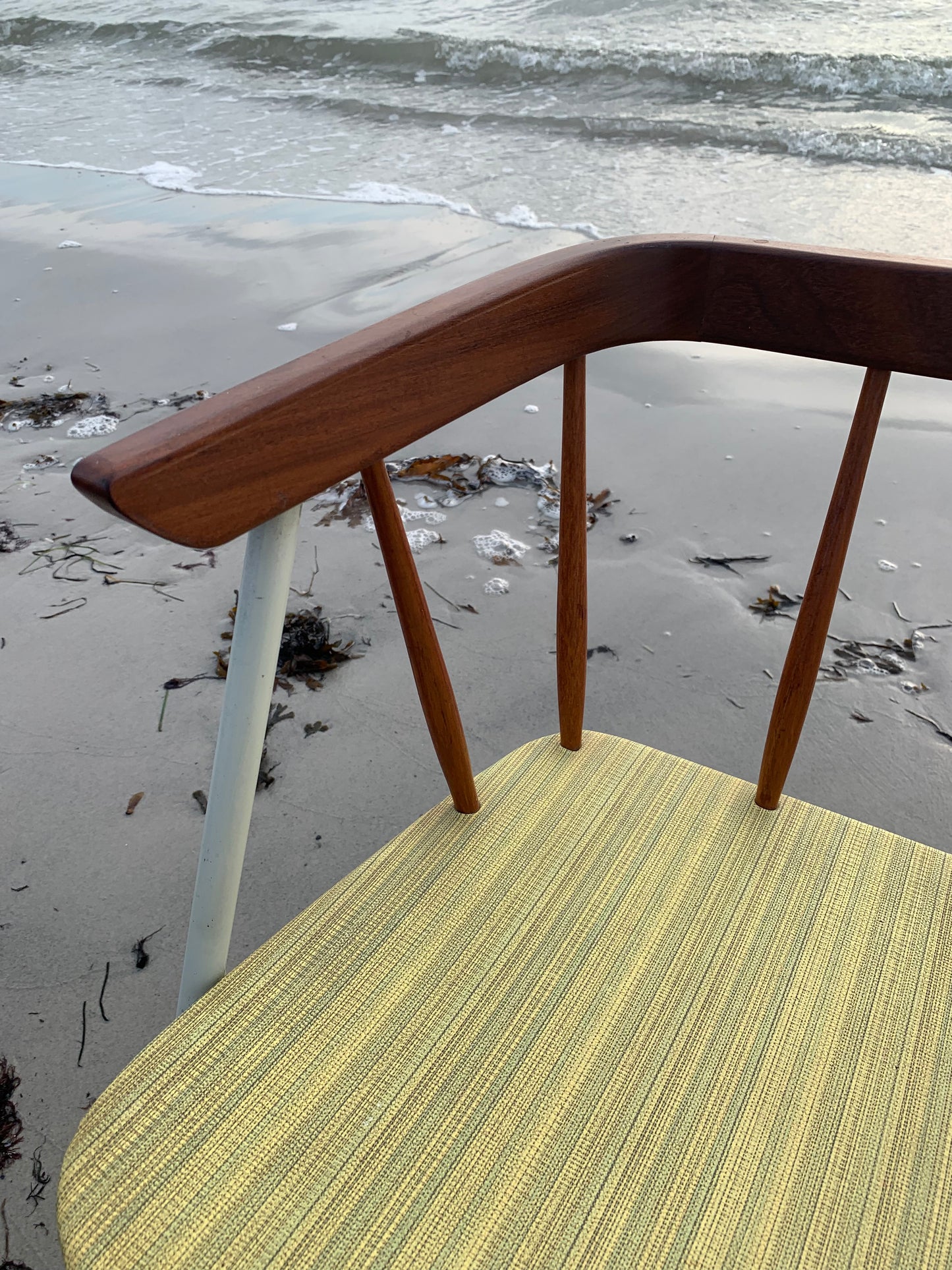 Bænk med fine detaljer i træ