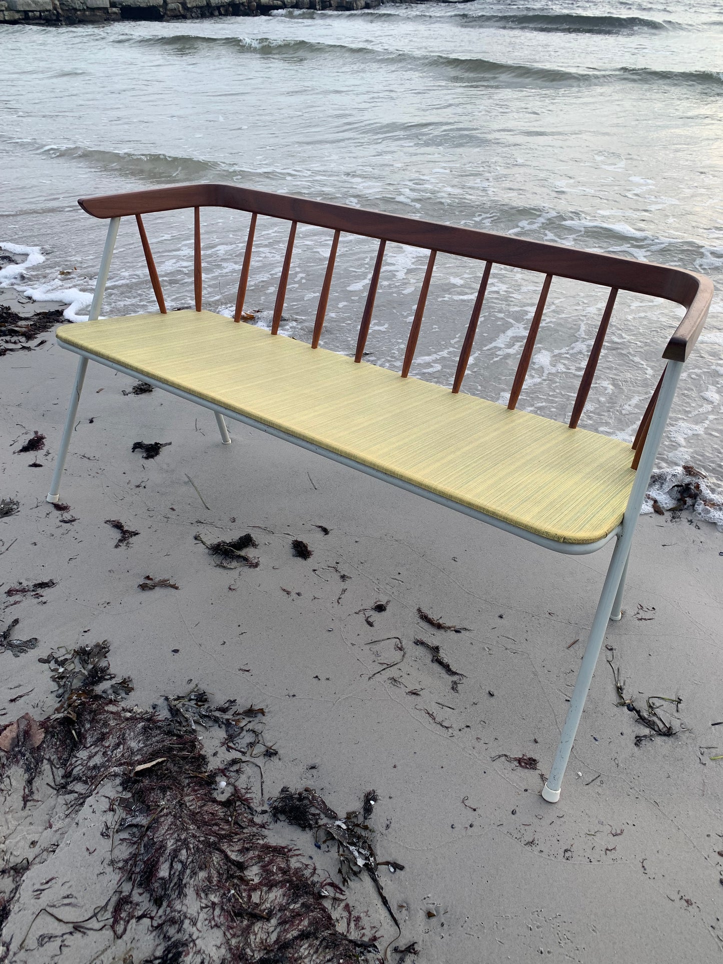 Bænk med fine detaljer i træ