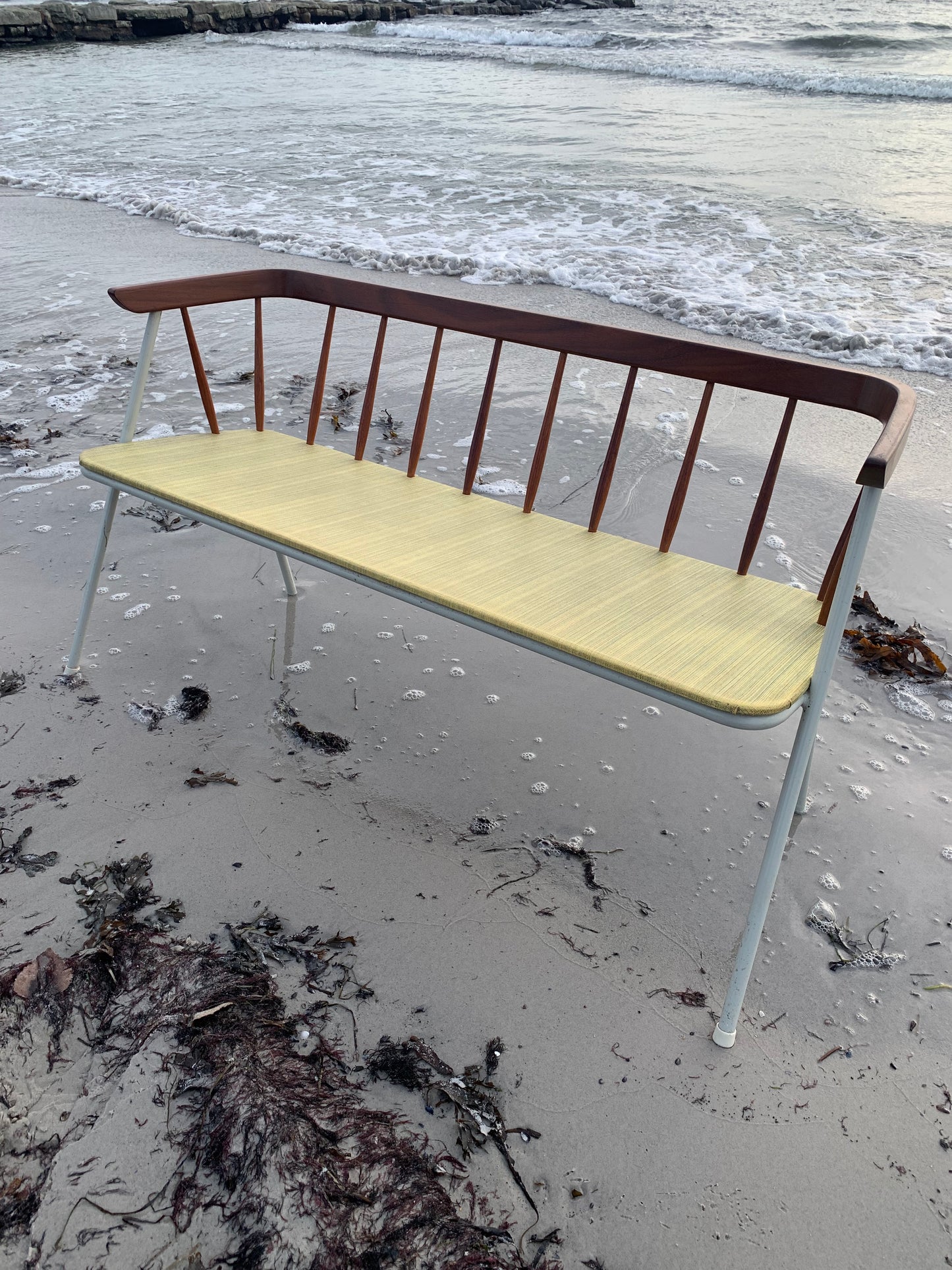 Bænk med fine detaljer i træ