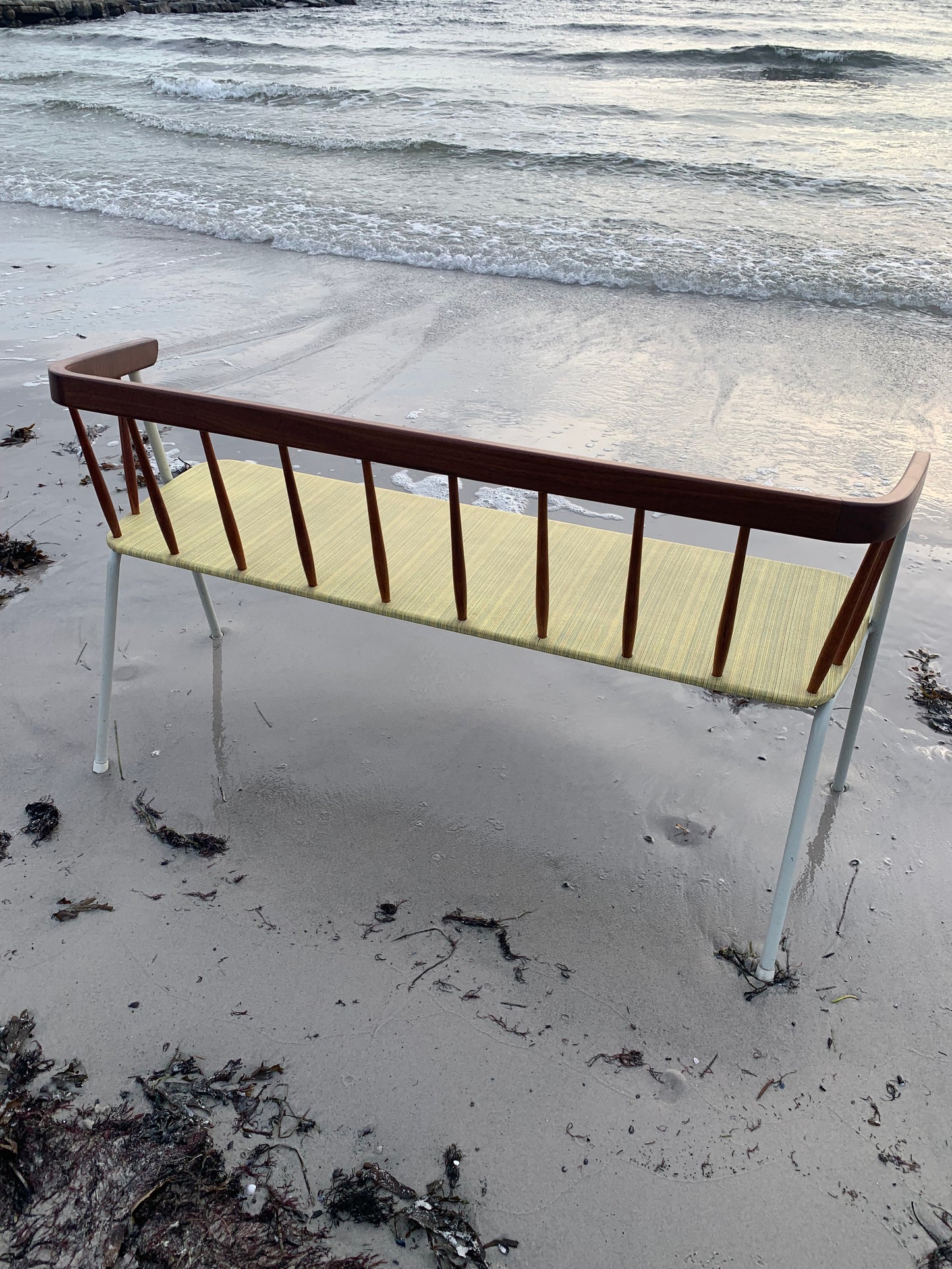 Bænk med fine detaljer i træ