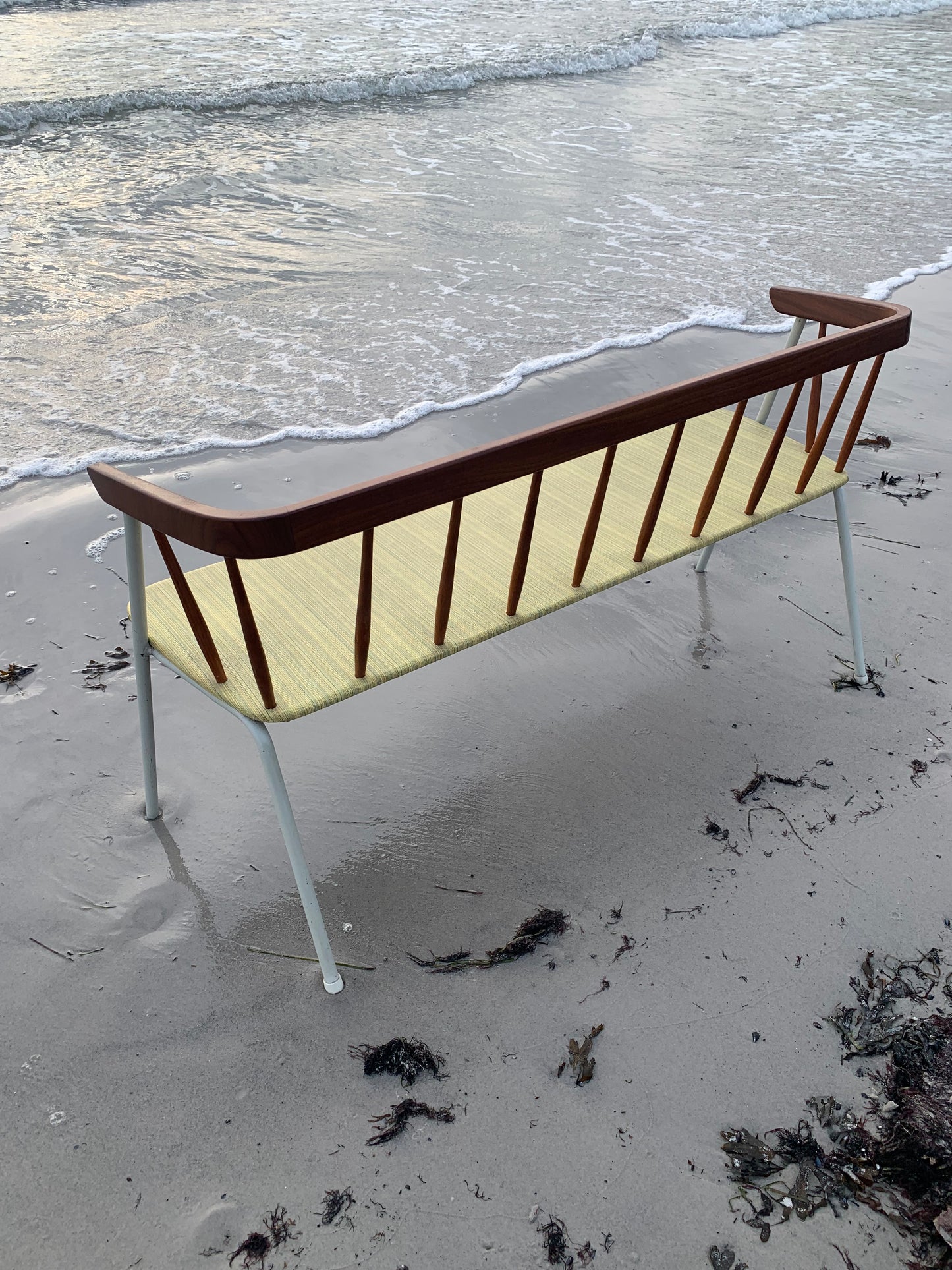 Bænk med fine detaljer i træ