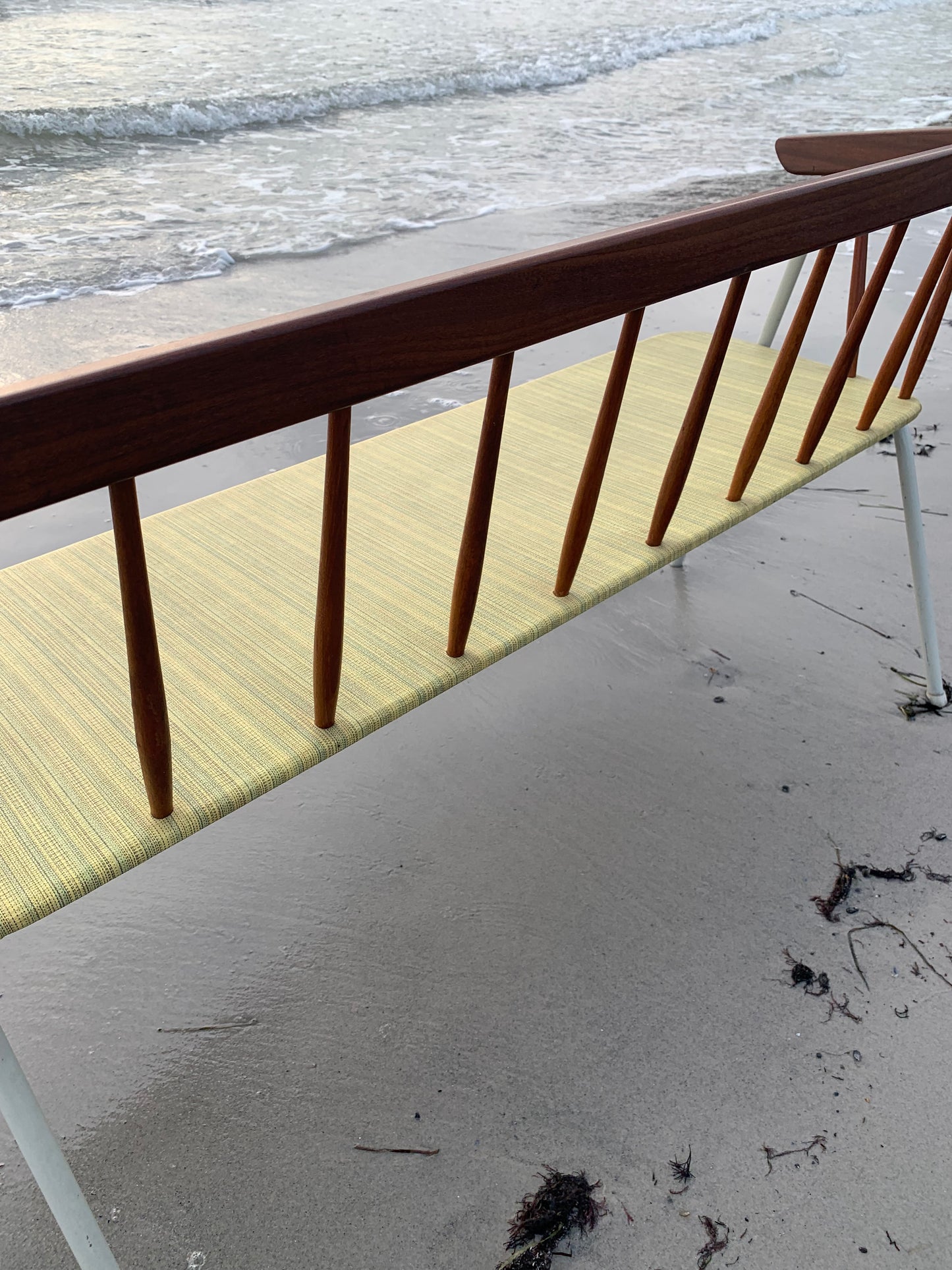 Bænk med fine detaljer i træ