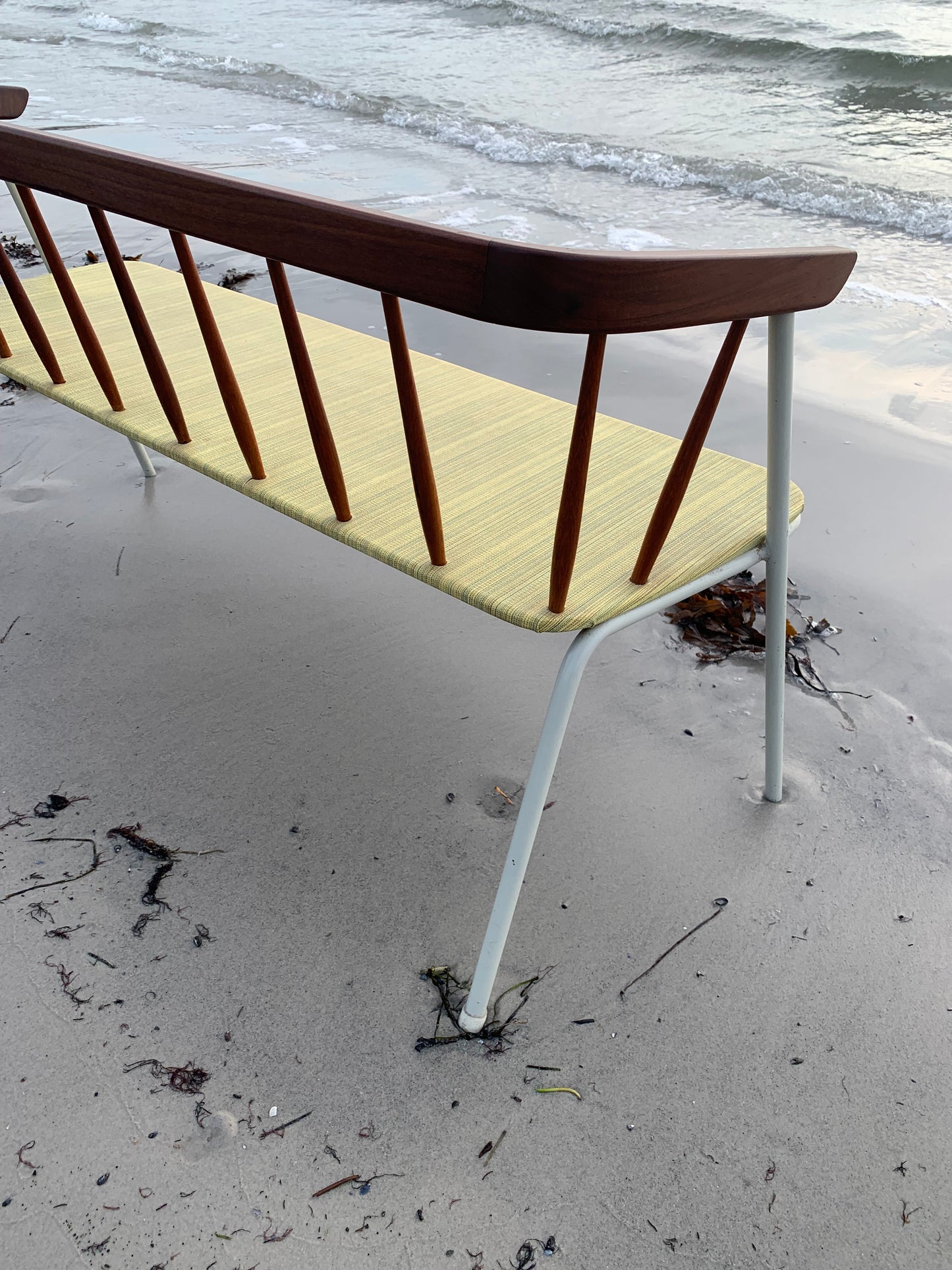 Bænk med fine detaljer i træ