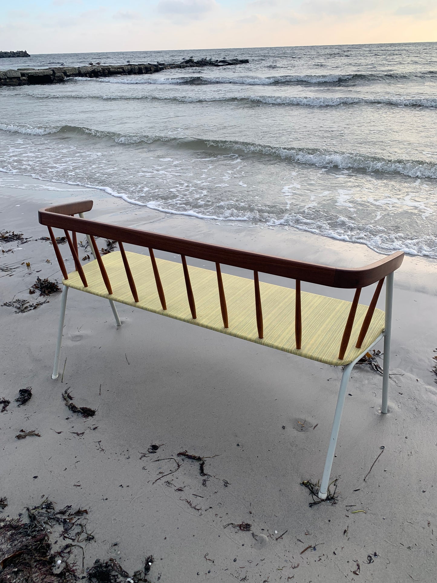 Bænk med fine detaljer i træ