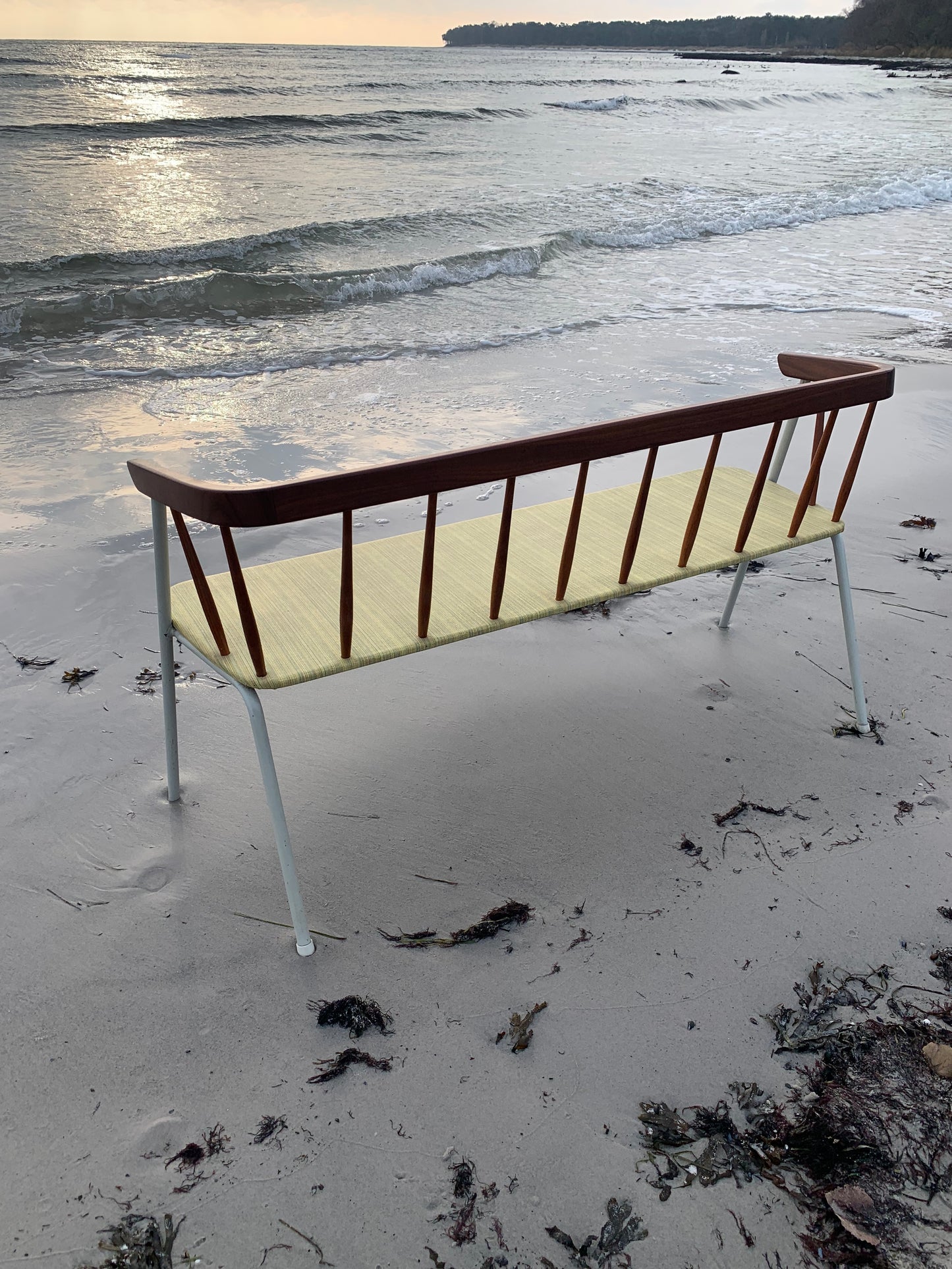 Bænk med fine detaljer i træ