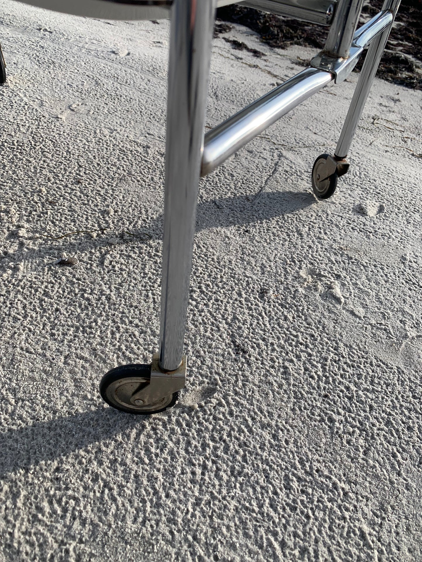 Sammenklappeligt barbord med hjul