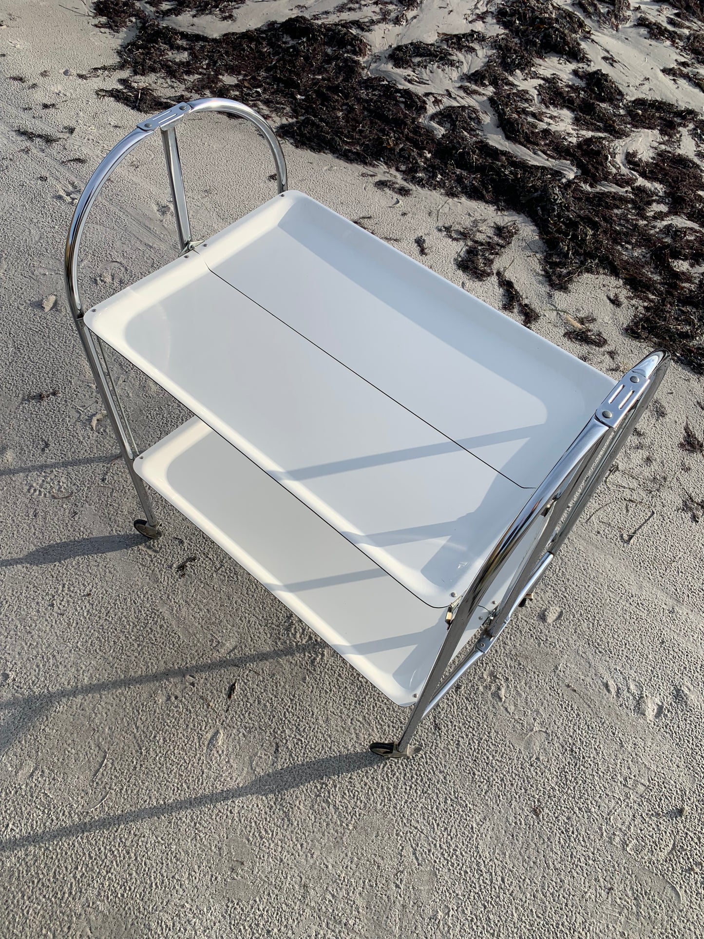 Sammenklappeligt barbord med hjul