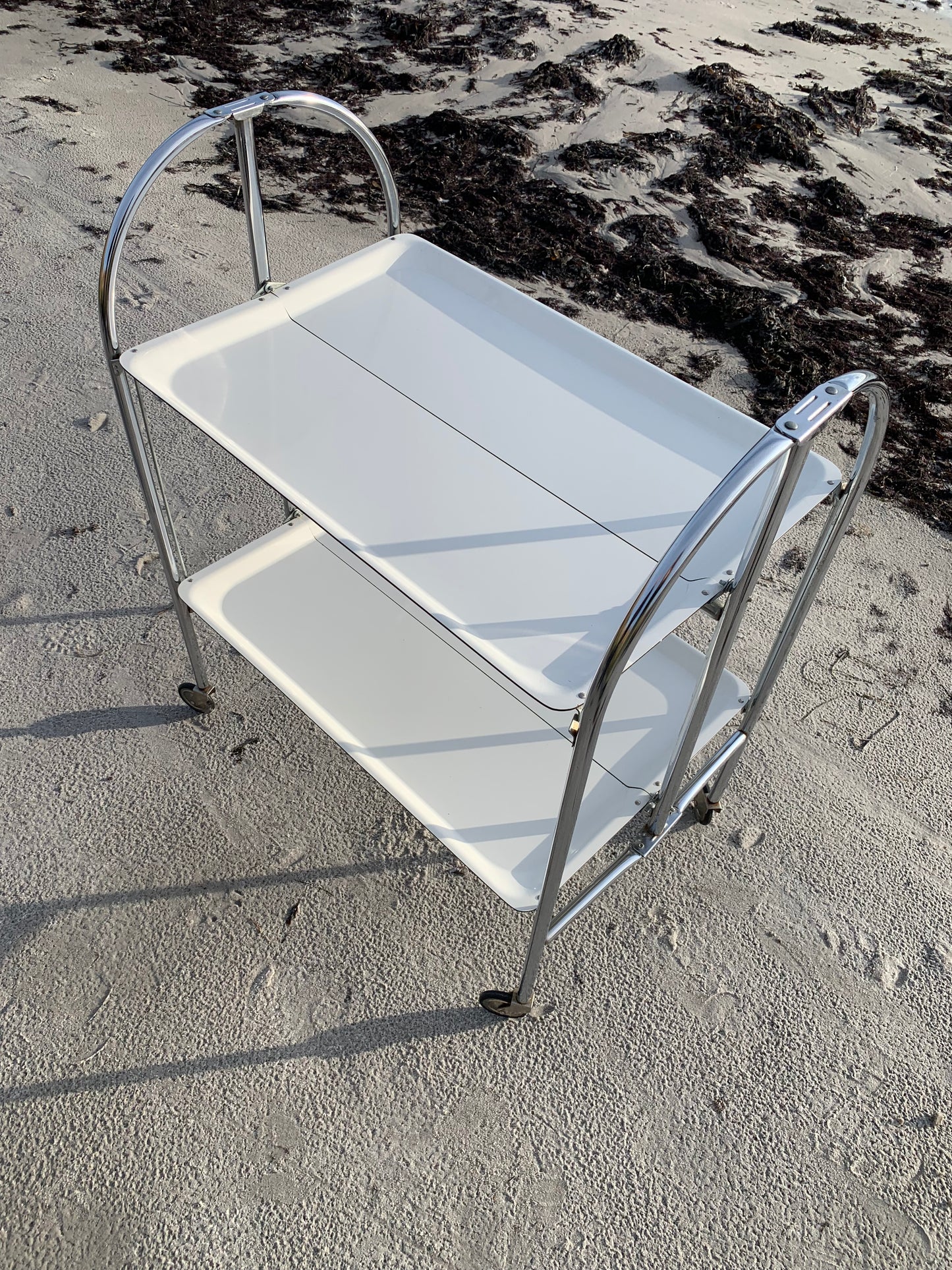 Sammenklappeligt barbord med hjul