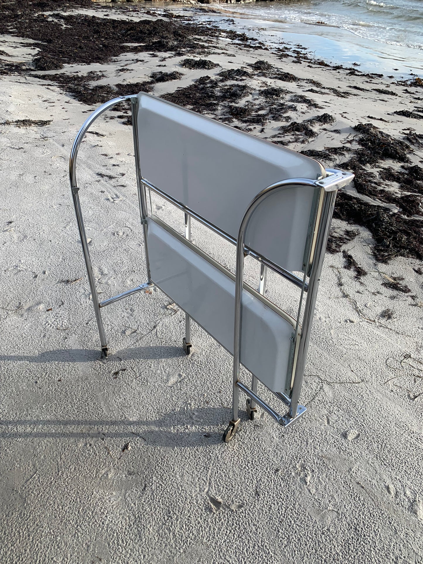 Sammenklappeligt barbord med hjul