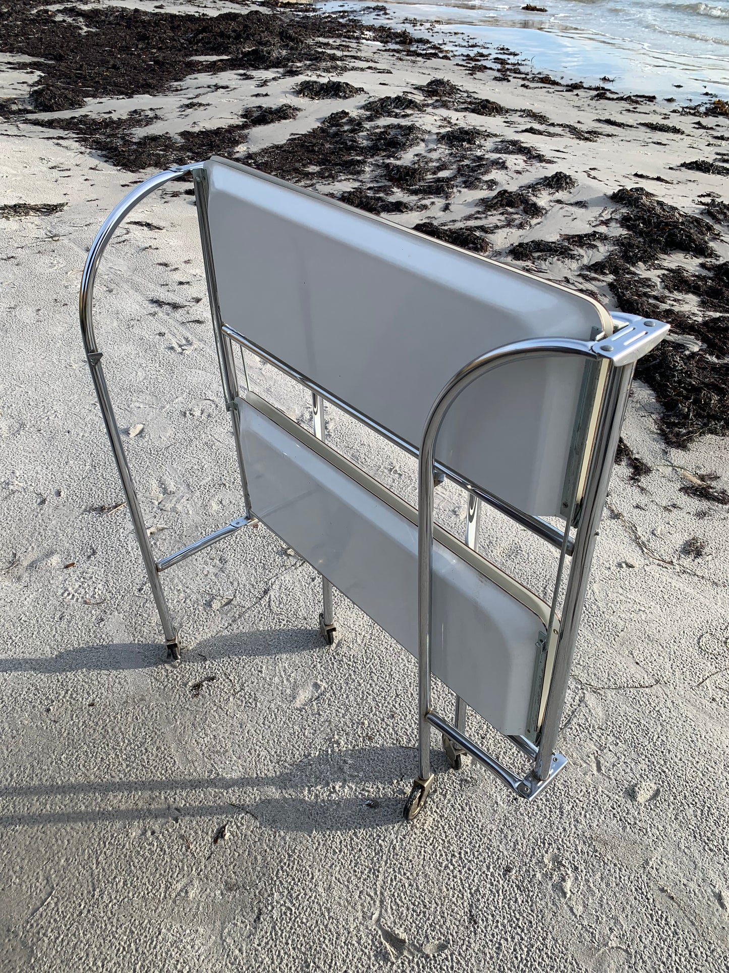 Sammenklappeligt barbord med hjul