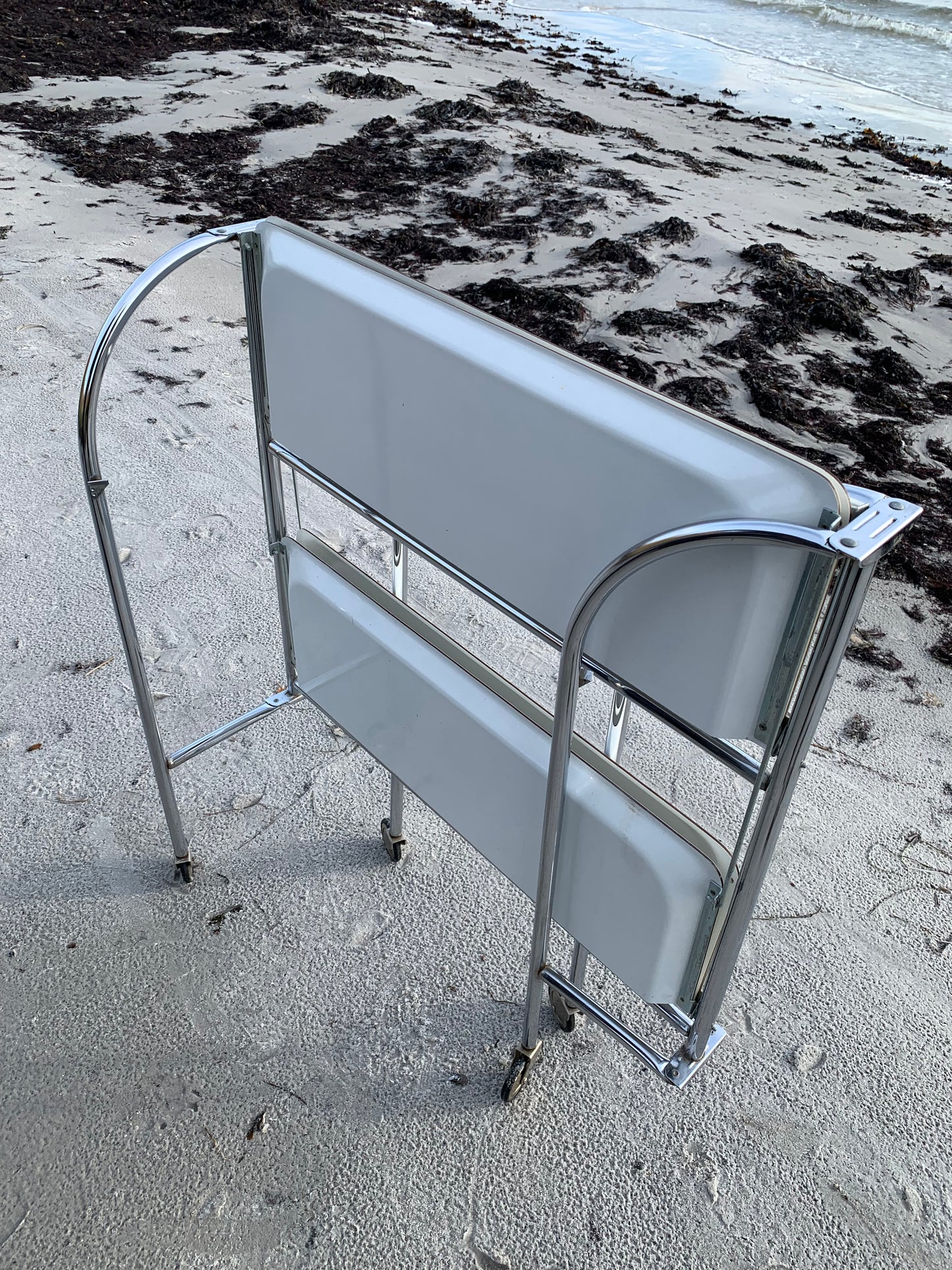 Sammenklappeligt barbord med hjul