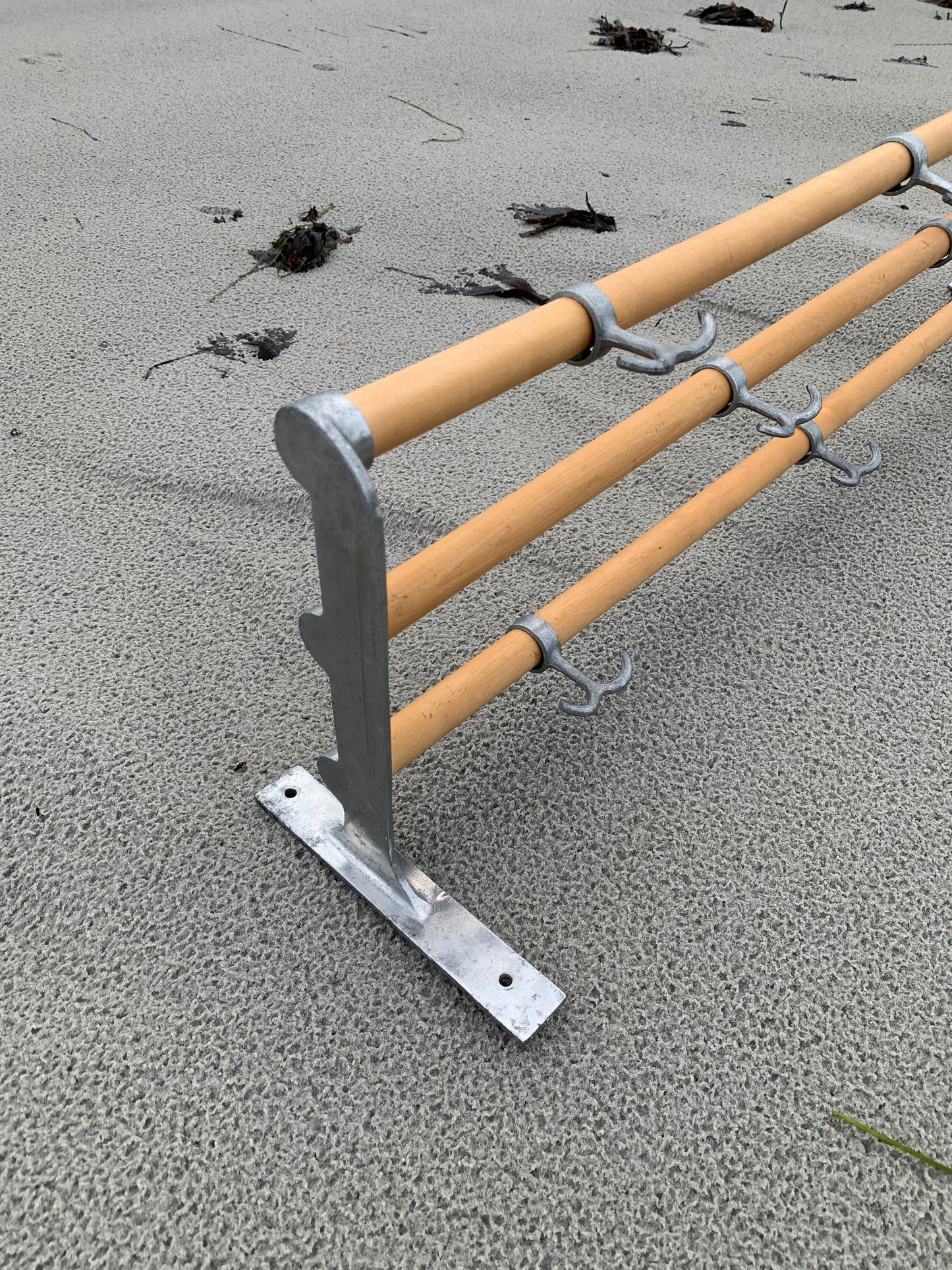 Hylde med hatteknage - Designet af Gunnar Bolin i 1937