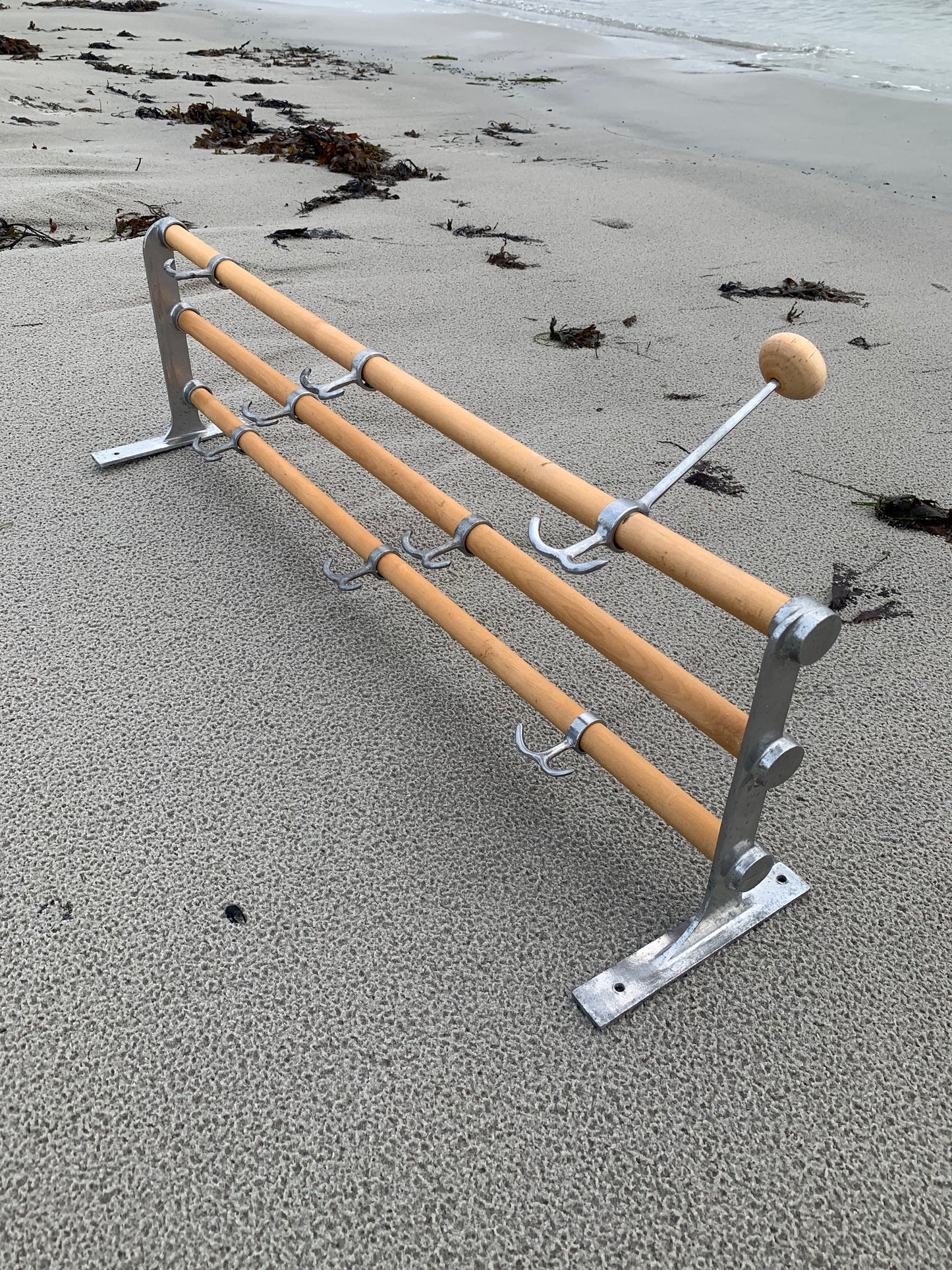 Hylde med hatteknage - Designet af Gunnar Bolin i 1937