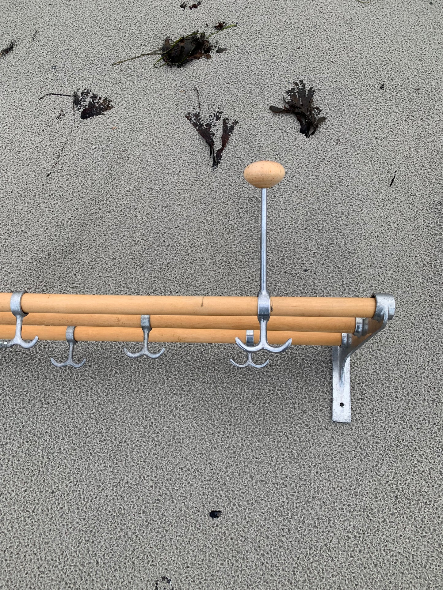 Hylde med hatteknage - Designet af Gunnar Bolin i 1937