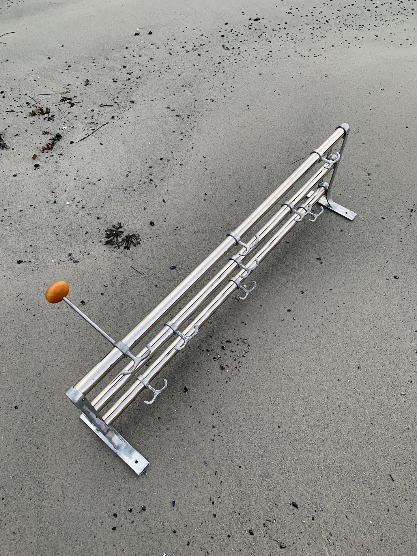 Hylde med hatteknage - Designet af Gunnar Bolin i 1937