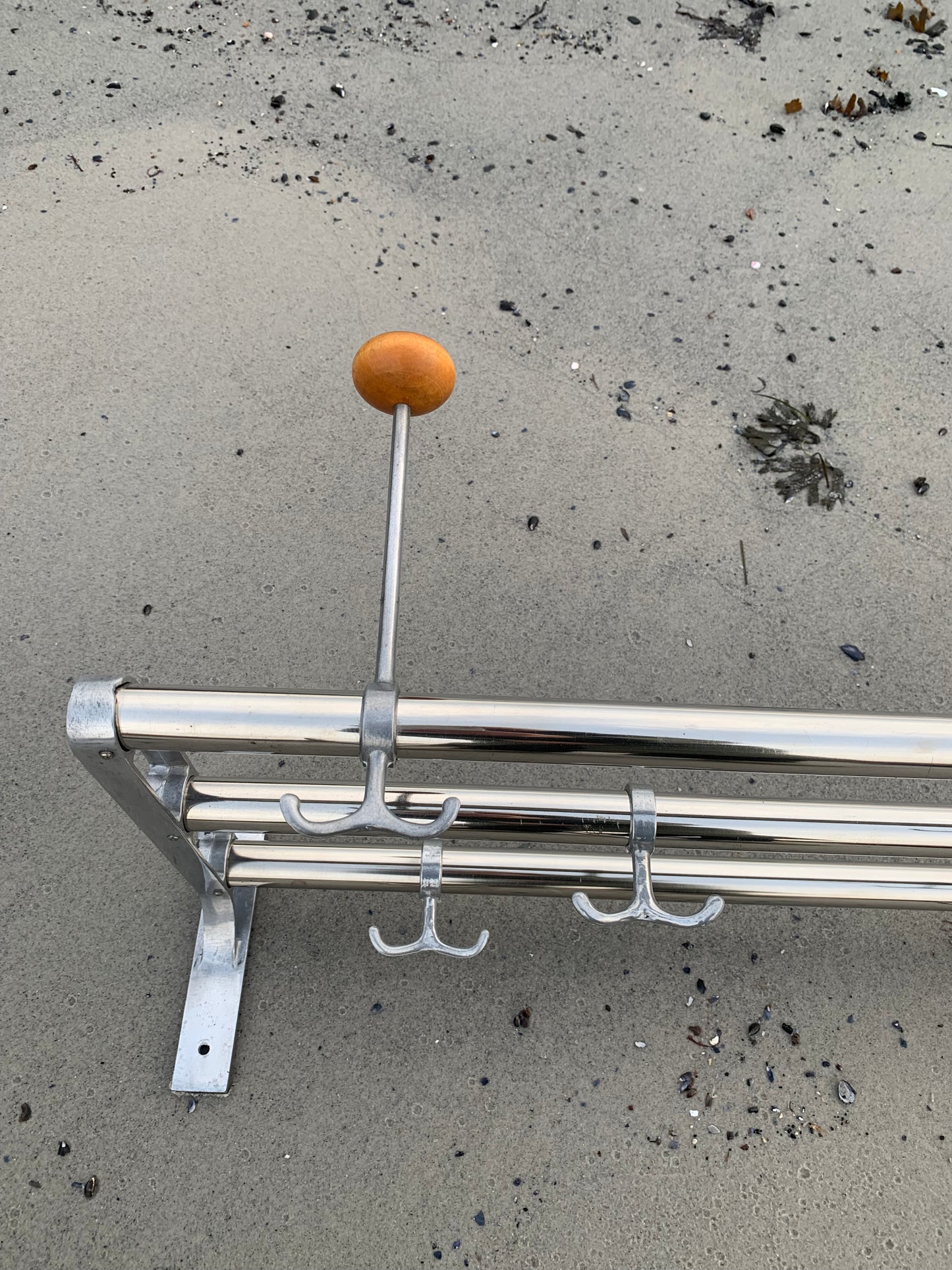 Hylde med hatteknage - Designet af Gunnar Bolin i 1937