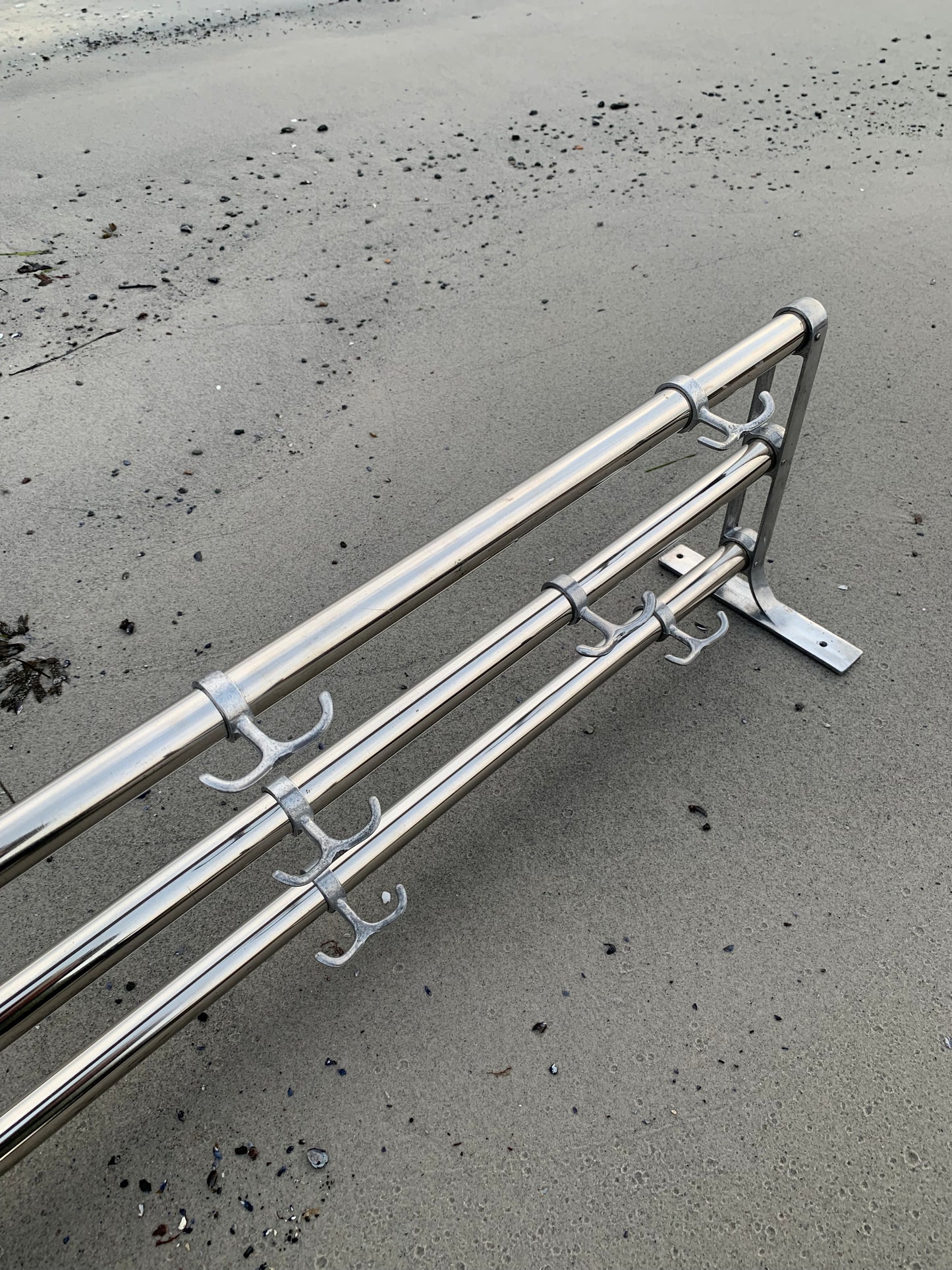 Hylde med hatteknage - Designet af Gunnar Bolin i 1937