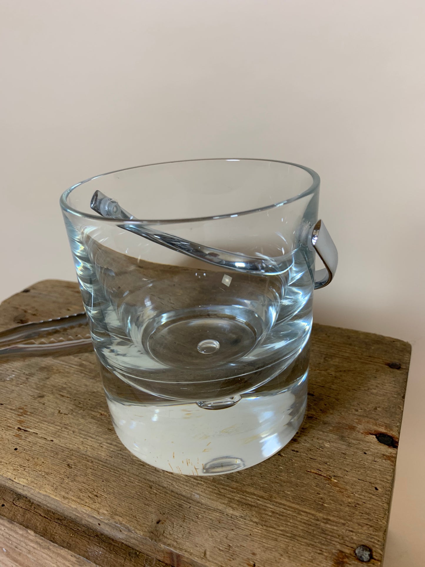 Glat glas isspand med flot tyk bund og stål hank
