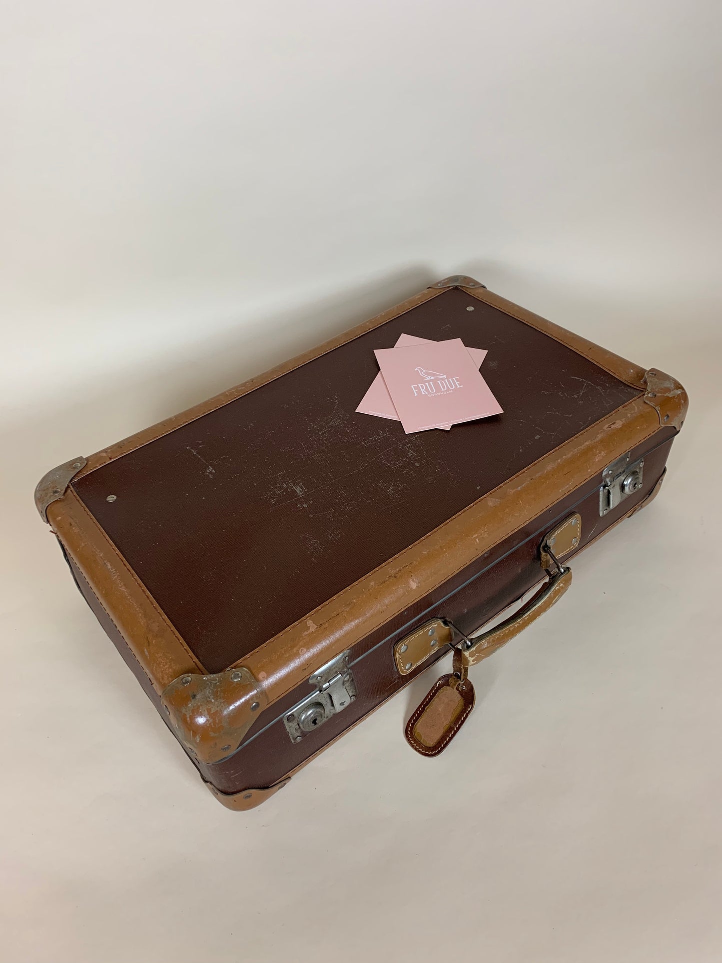 Brun kuffert med lysebrune kanter