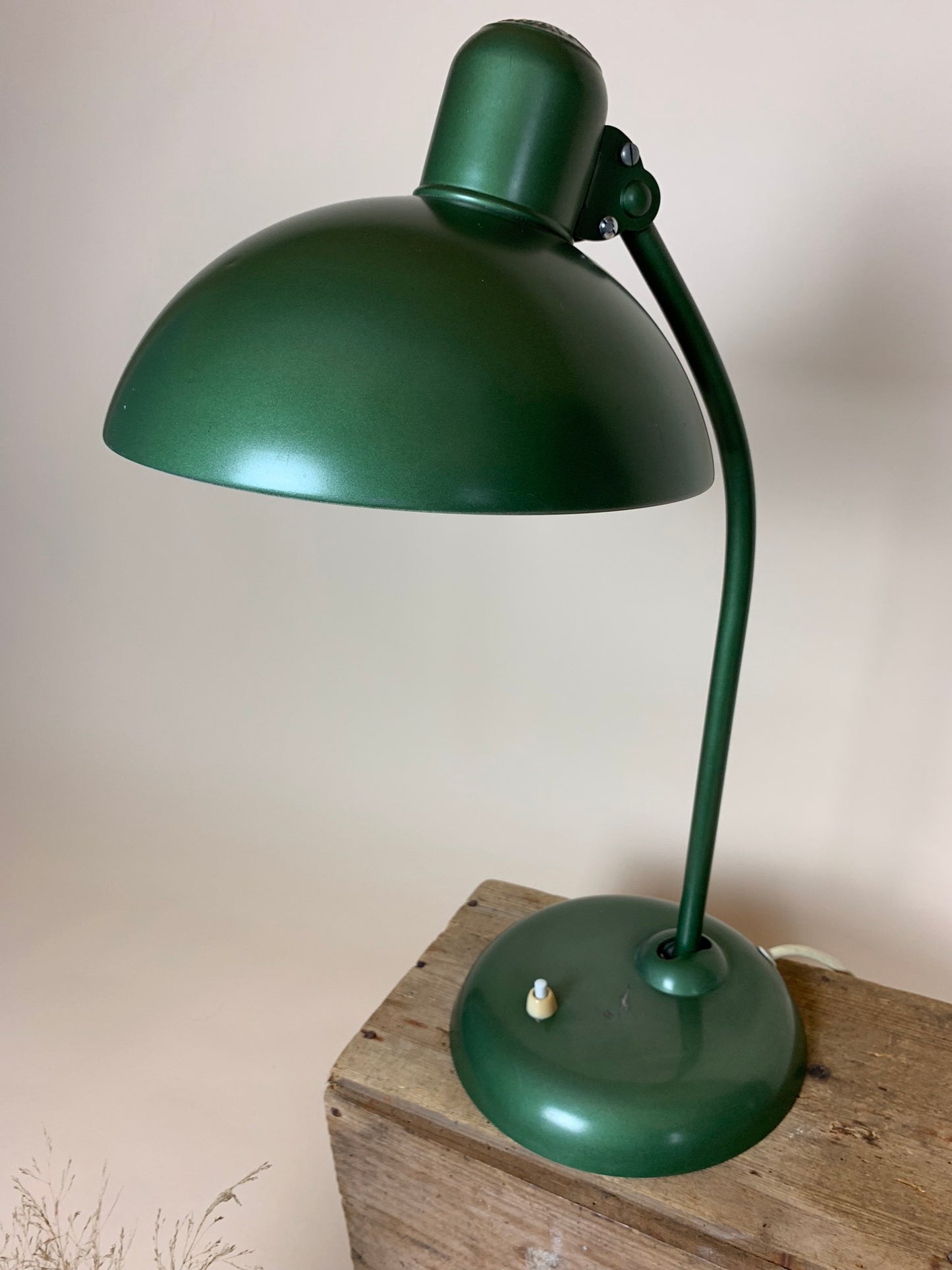 Grøn Kaiser Idell lampe - designet af Christian Dell