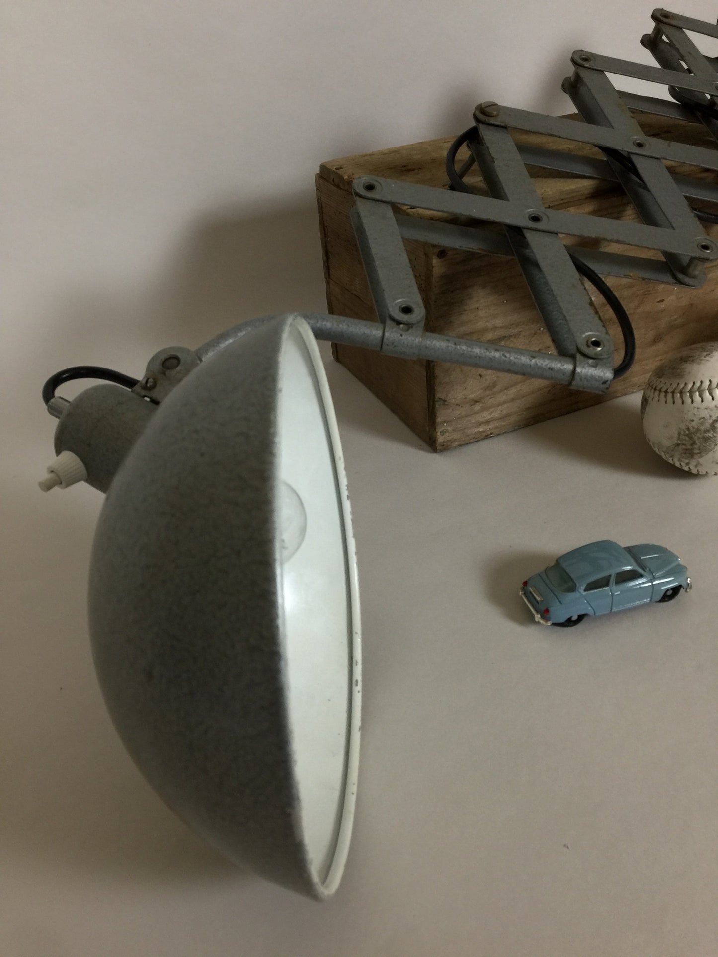 Skøn sakselampe i hammerlak fra Bauhaus