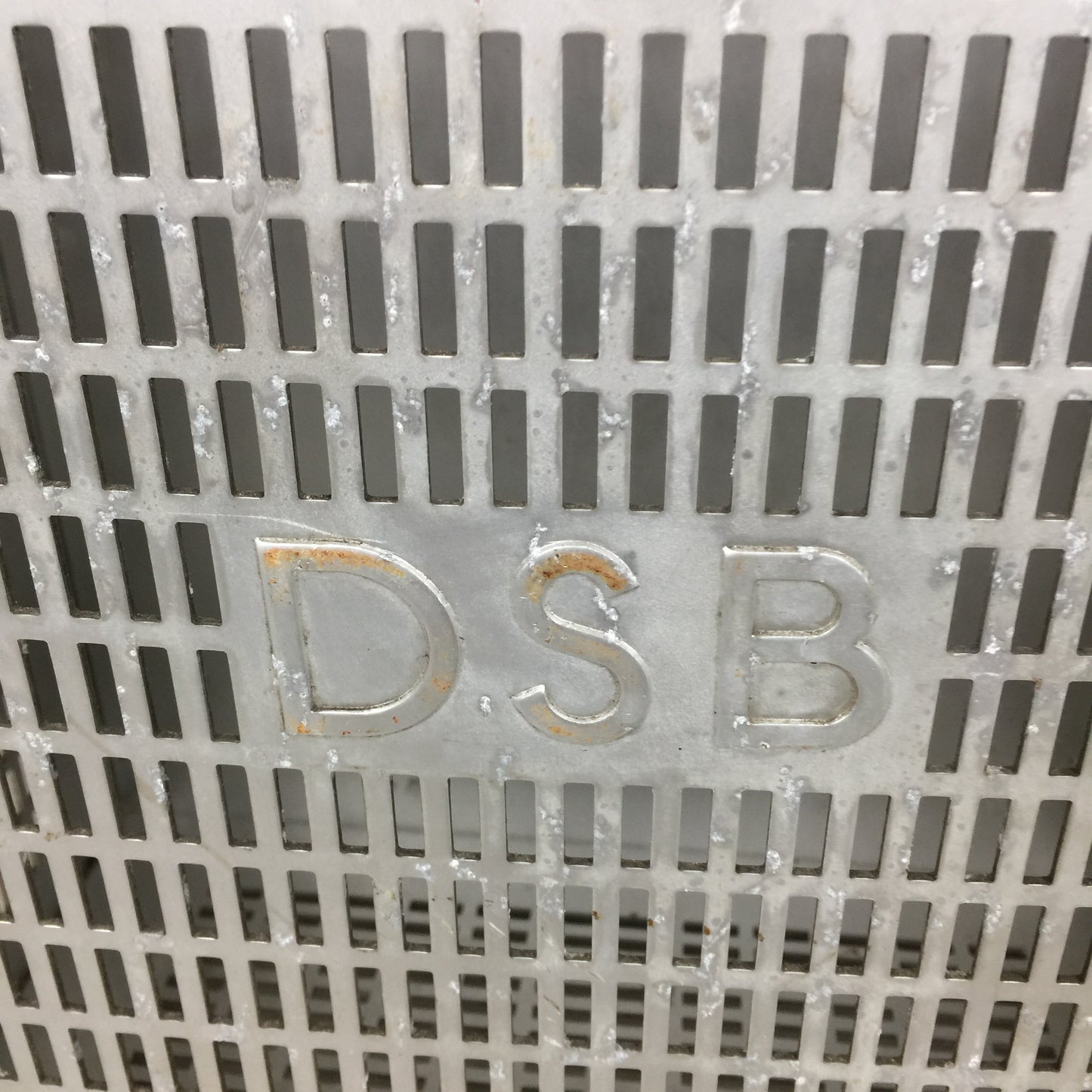 Industriel og rå DSB skraldespand med logo