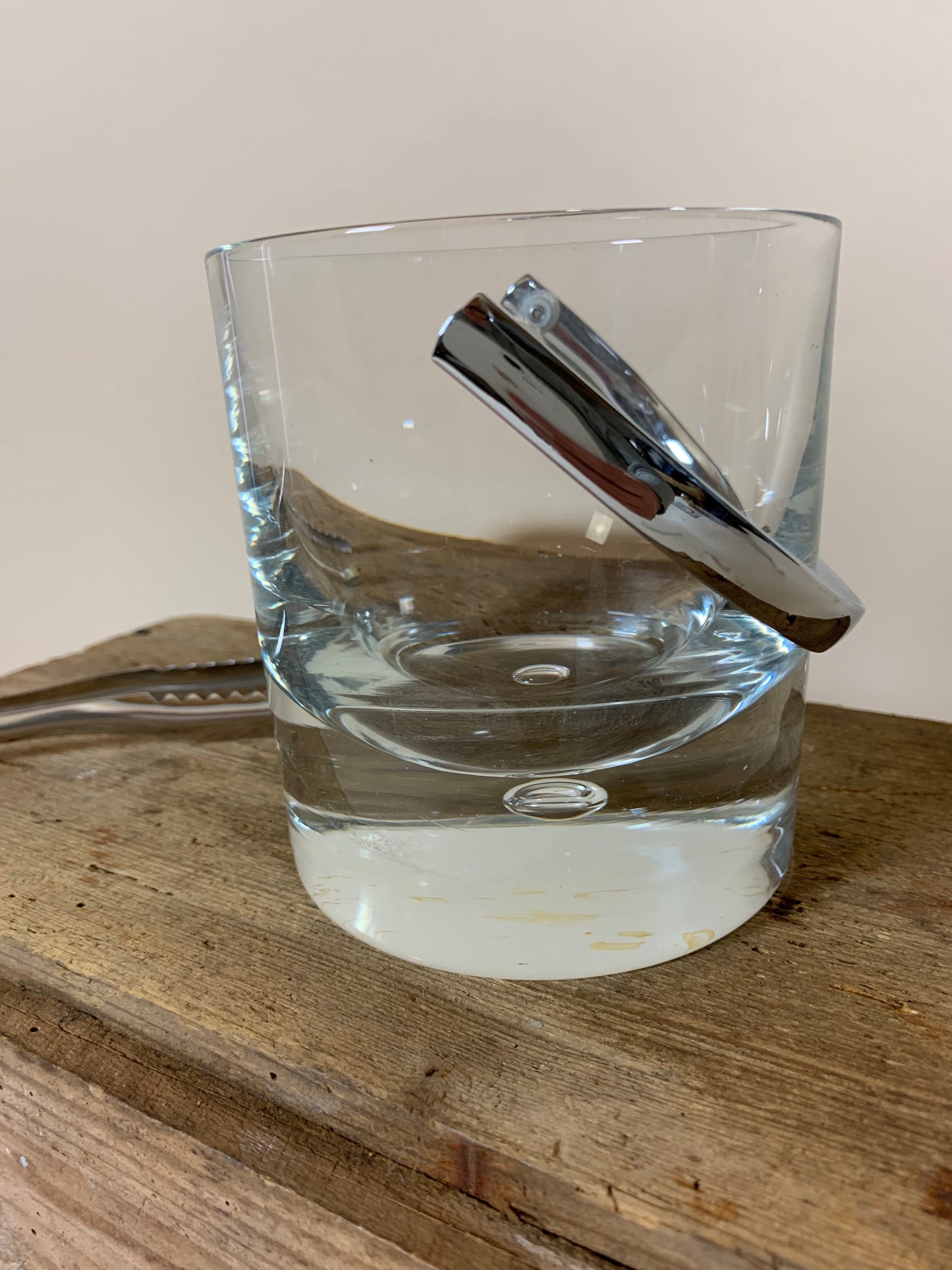 Glat glas isspand med flot tyk bund og stål hank