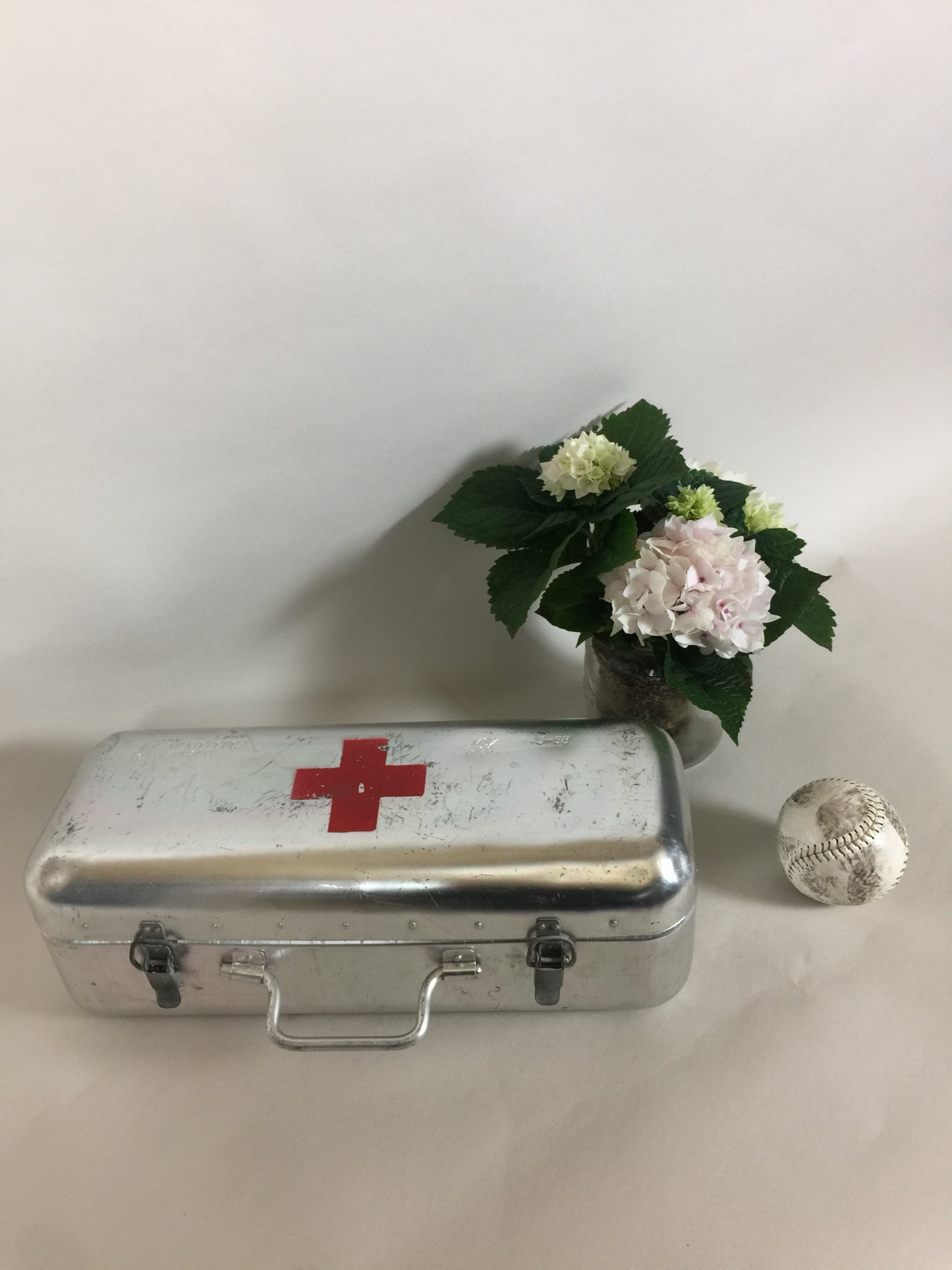 Fin og rå førstehjælpskasse fra Røde Kors