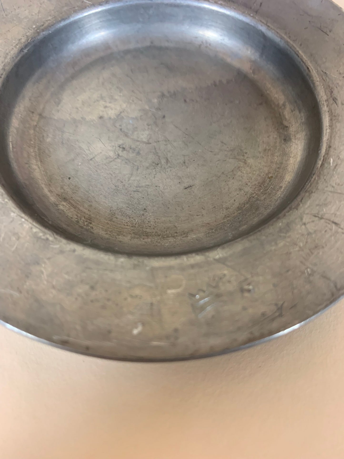 Lille skål i tin med stempel