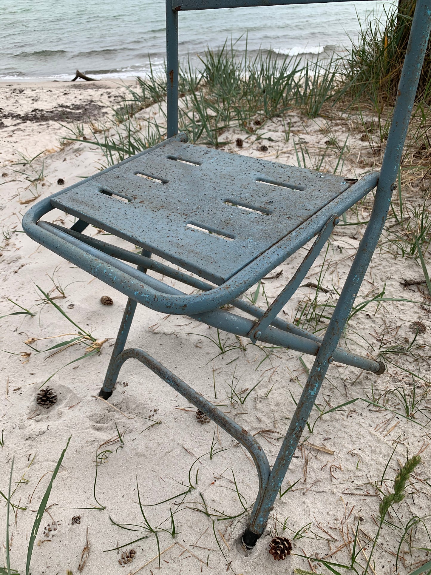 Rå klapstol i dueblå metal - Prisen er pr. stk.