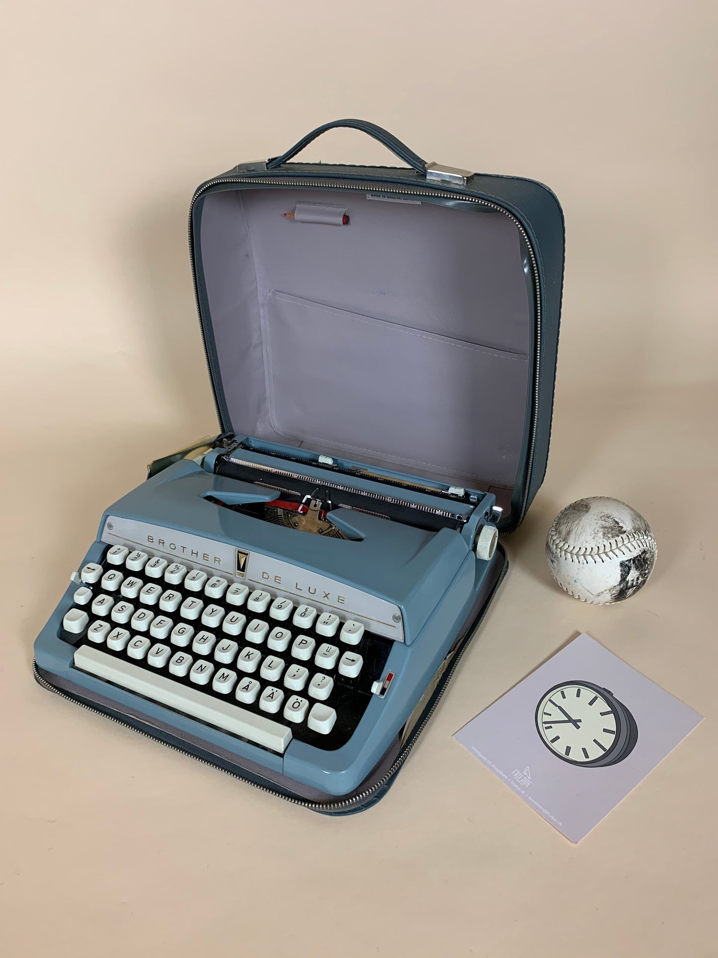Skrivemaskine i fin lyseblå farve