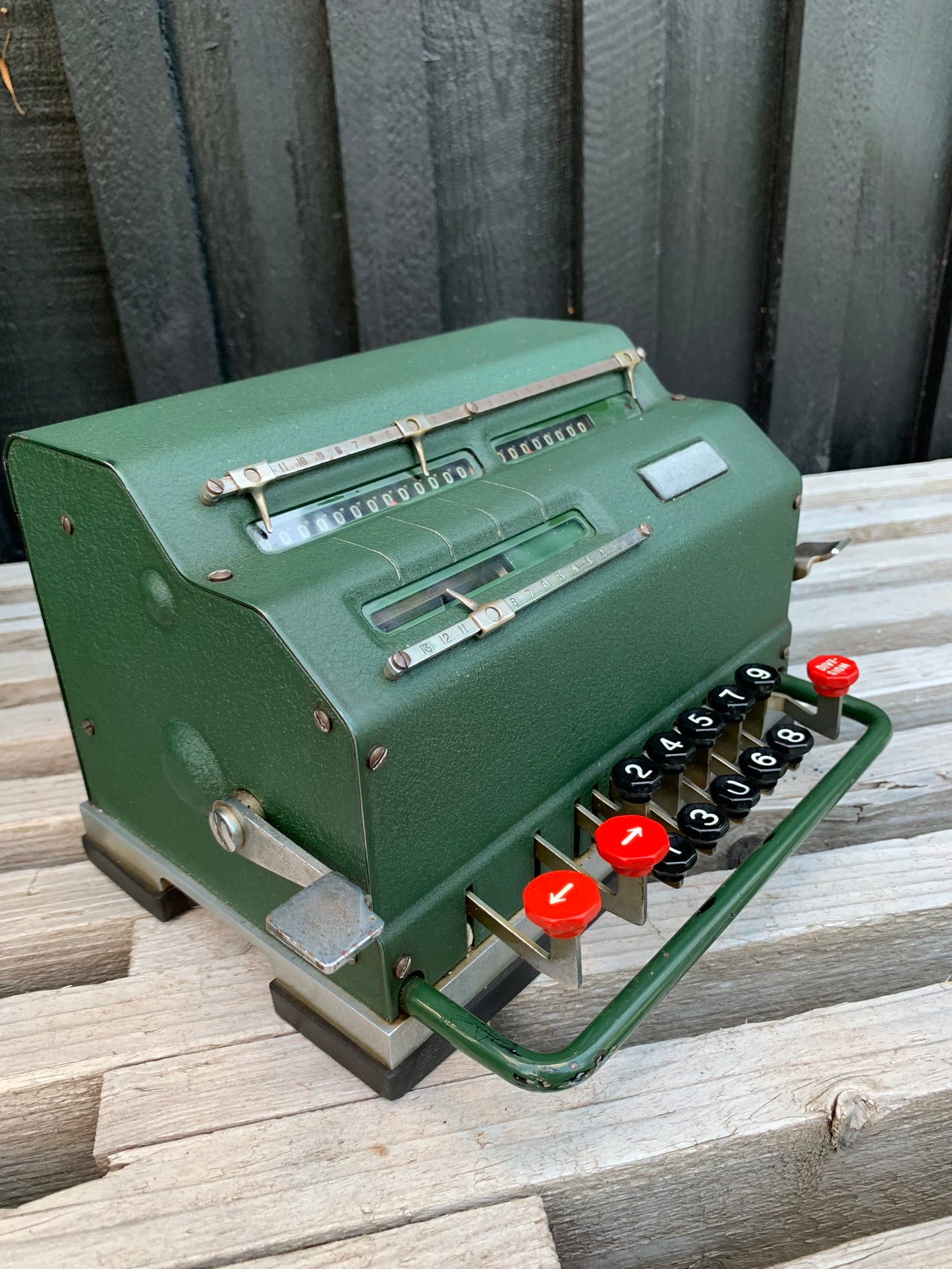 Sjov gammel grøn mekanisk regnemaskine