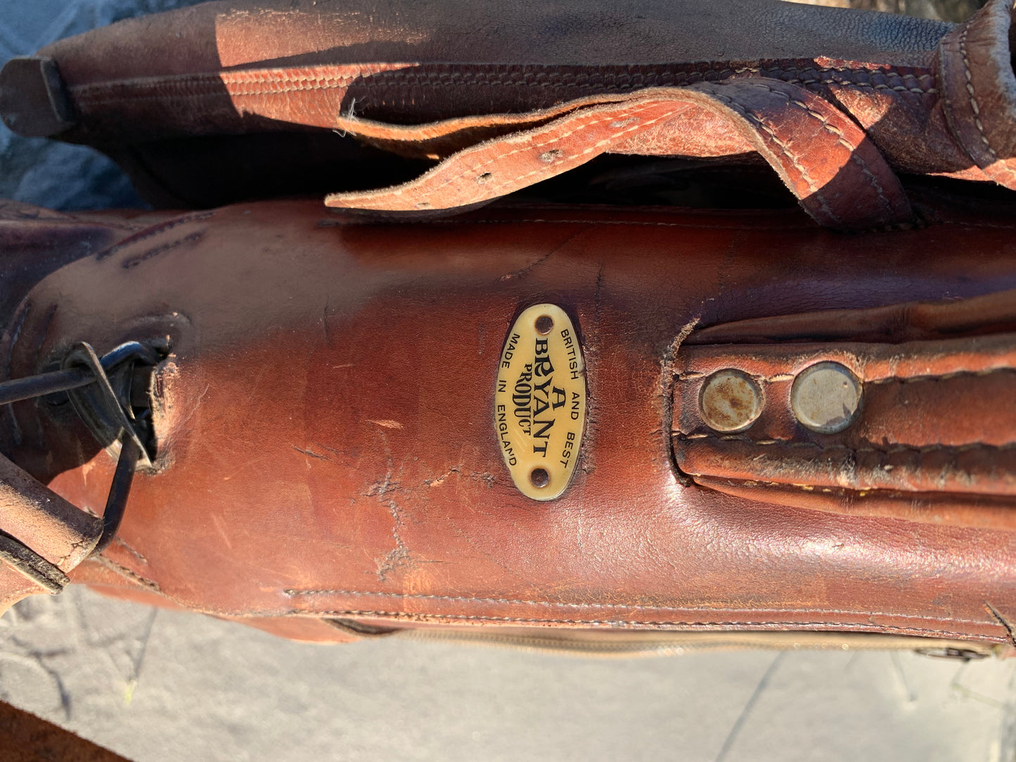Gammel golfbag i læder med to gamle køller