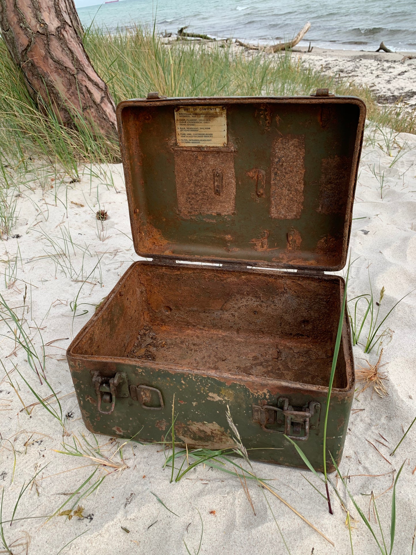 Rå gammel kasse med 2 lukkebeslag