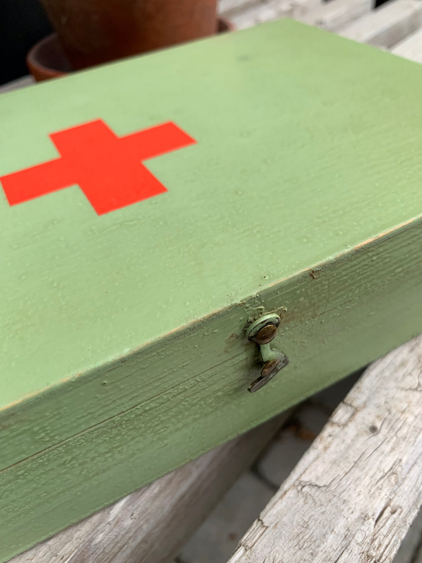 Røde Kors kasse i grøn