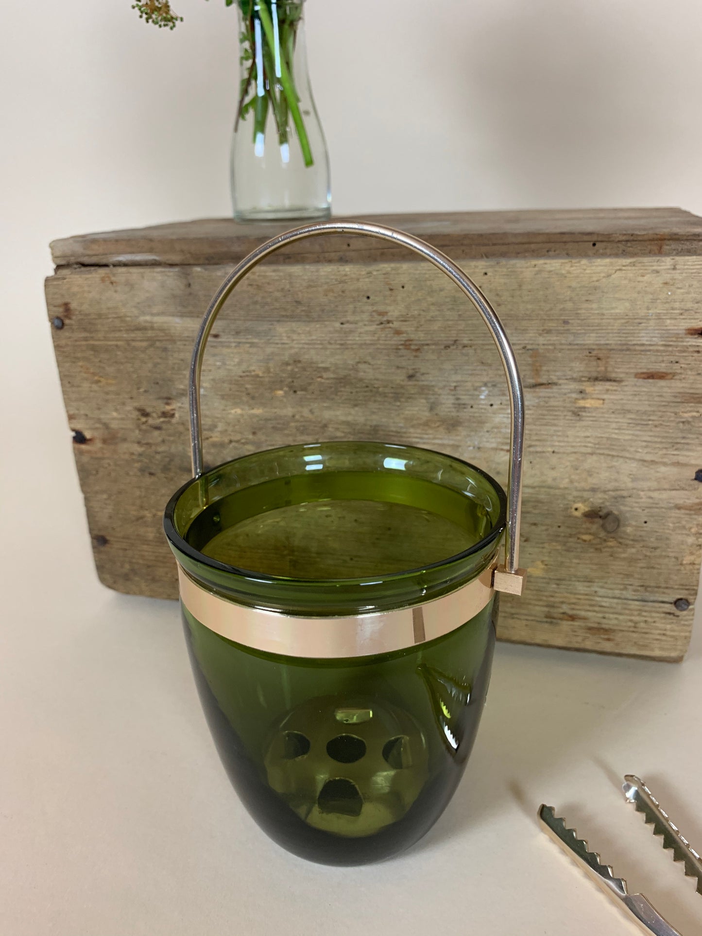 Isspand i grønt glas med tilhørende tang