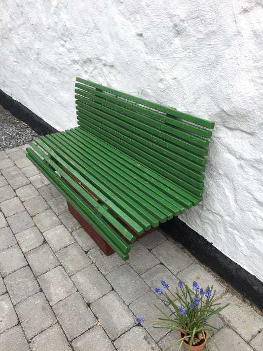 Gammel fin grøn bænk til montering på en væg