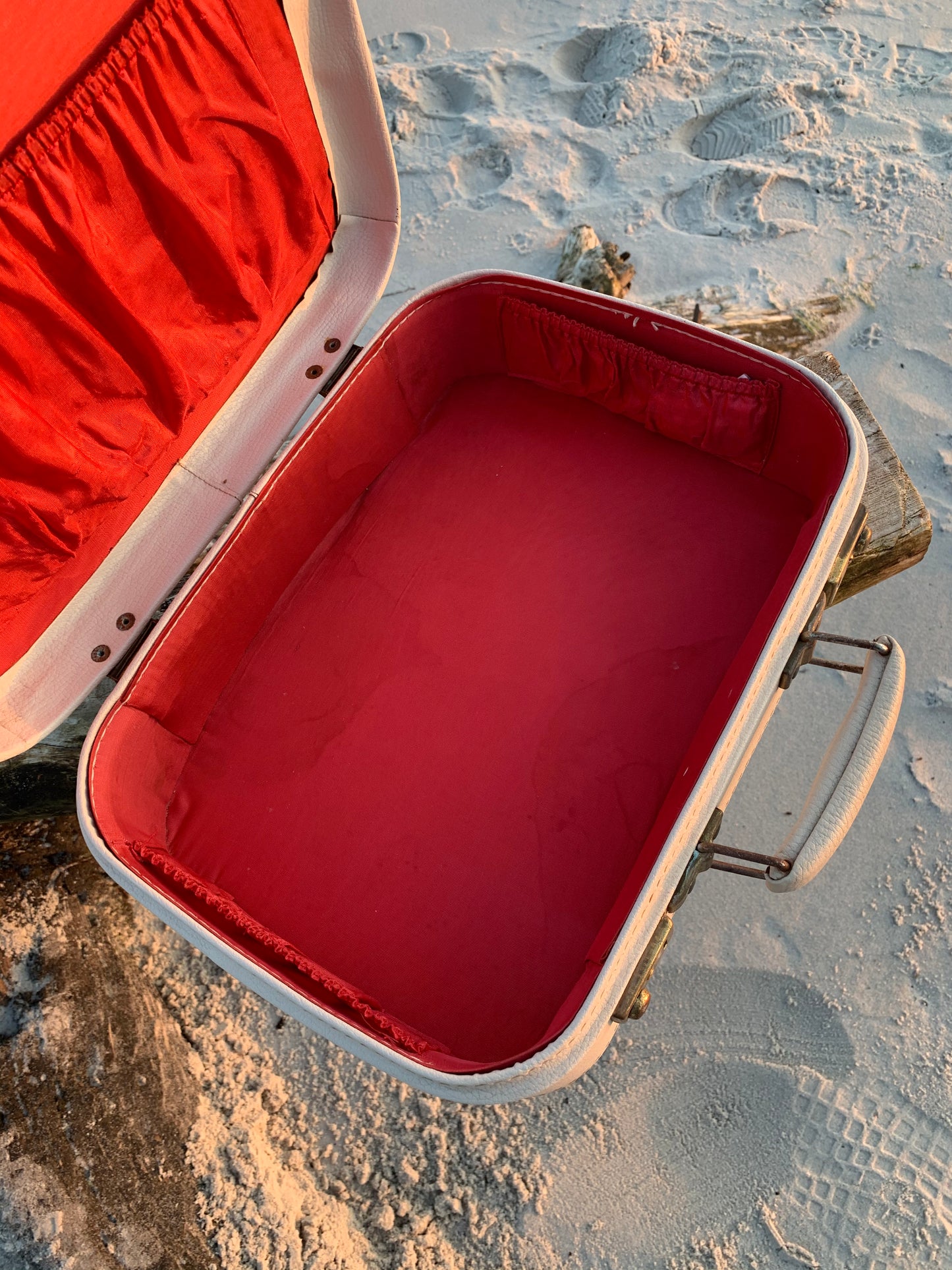 Kuffert - Cremefarvet med rødt foer