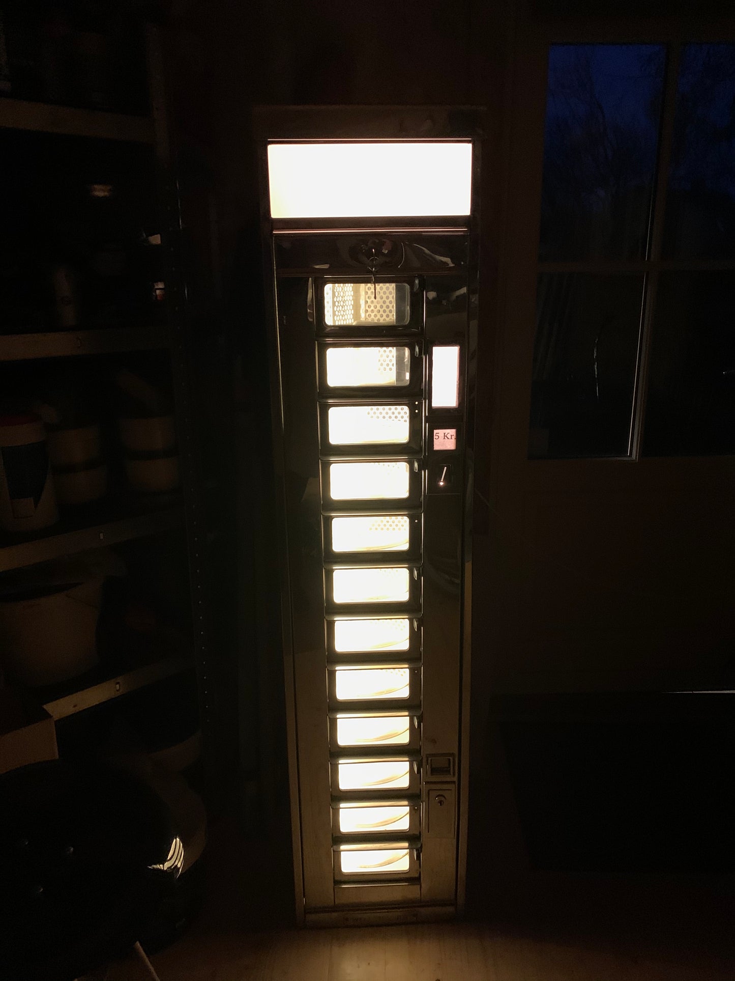 Fin og sjældent eksemplar af Wittenborg automaten med lys