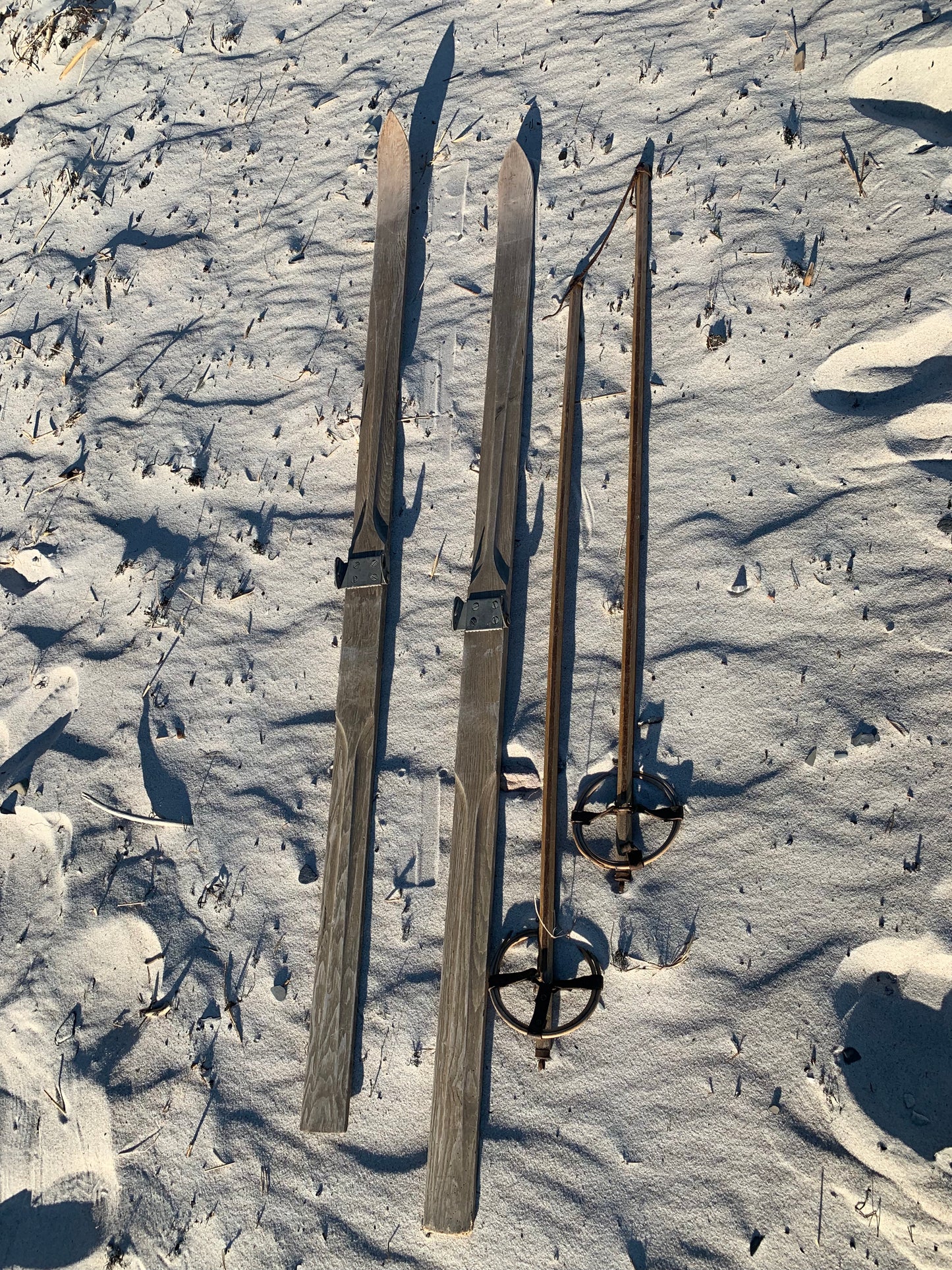 Gamle og dekorative ski med stave