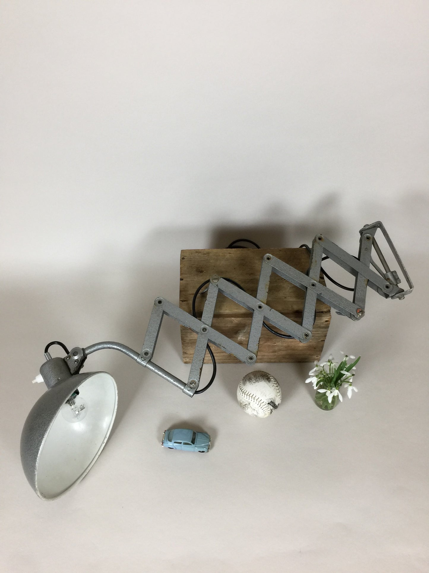 Skøn sakselampe i hammerlak fra Bauhaus