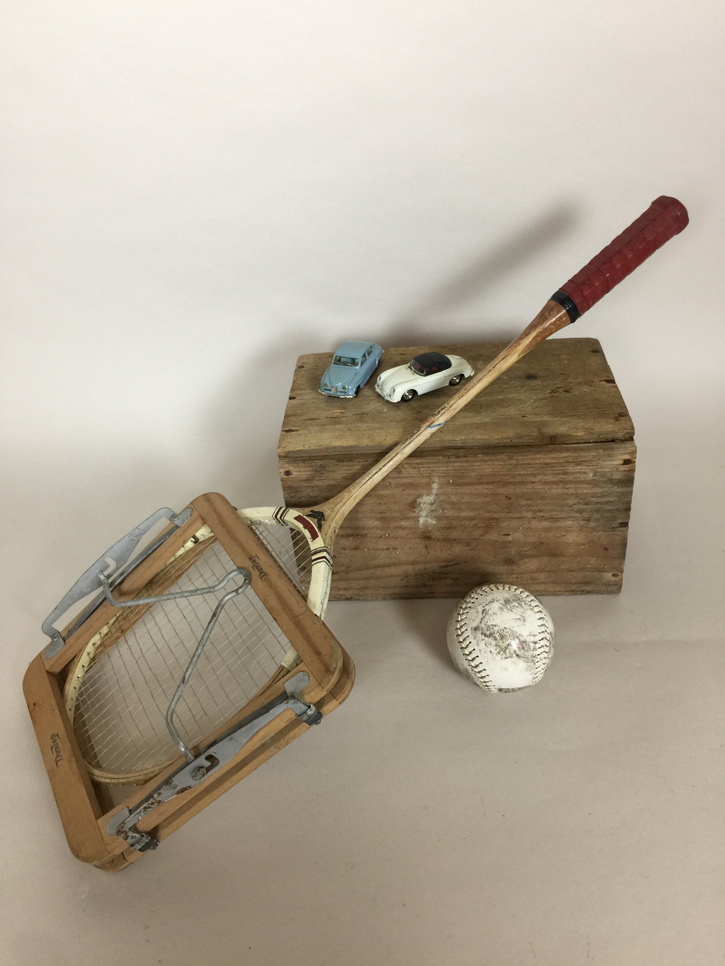 Gammel og dekorativ badmintonketcher med ramme